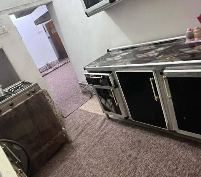 بيت للبيع في شارع المطار القديم فرع اسواق الجنائن الفرع المقابل مدرسه الجنائن الاهليهه لابتدائيه ١٠٠م بناء طابوق كاشي يحتوي ع غرفه وصاله ومطبخ وتخارج ومساحه حوش سعر ١٨للشراي لاتصال ع رقم ***********
