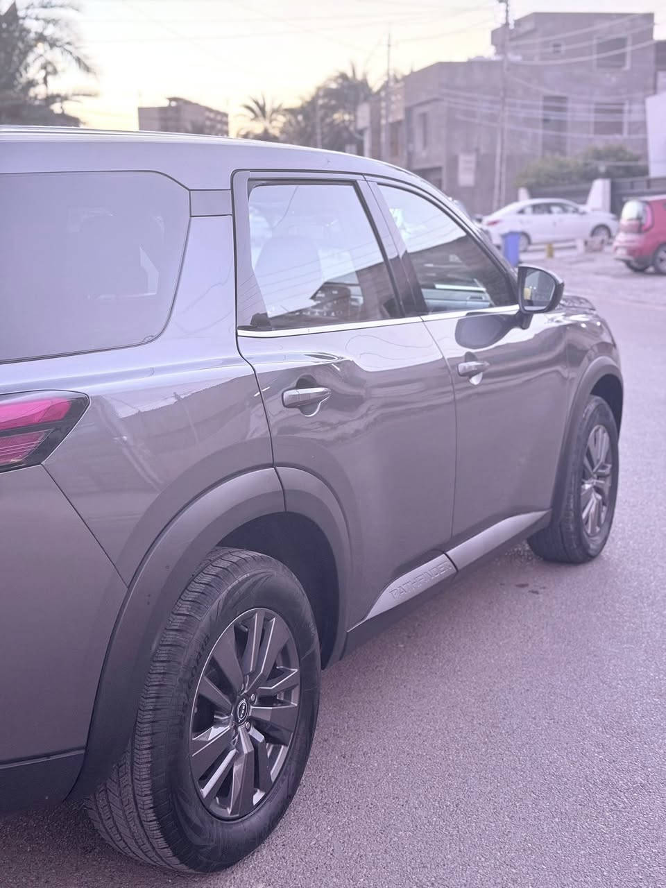 📌(Nissan Pathfinder 2023  (S
♦️المواصفات/ سياره مرقم أربيل                                                            ماشيه سياره99353الف كيلو متر قابل للزيادة
الاتصال على الرقم ***********
السعر225ورقة 
دفع رباعي 
بصمة تشغيل
بصمة ابواب
كشنات مخمل
تشغيل عن بعد
السيارة دفع رباعي 4WD
رادار امامي (تحديد مسار)
رادار جانبي (نقاط عمياء)
رادار خلفي (تحذير من الاصطدام)  وتضرب بريك من بحدها بس تتحسس بشي من ترجع 
كامرة خلفية 
حساسات  خلفية 
تبريد قطعتين لمس
تحكم وضعيات القيادة...Drive Modes 
شفتات استيرن 
Apple Car Play
Android Auto 
هاند بريك بصمة
اوتو هولد Auto Hold
مانع انزلاق
ضرر سياره موضح بالصور والتقرير مالتها موجود ورقم الشاصي موجود 
مكان السيارة بغداد السيدية
