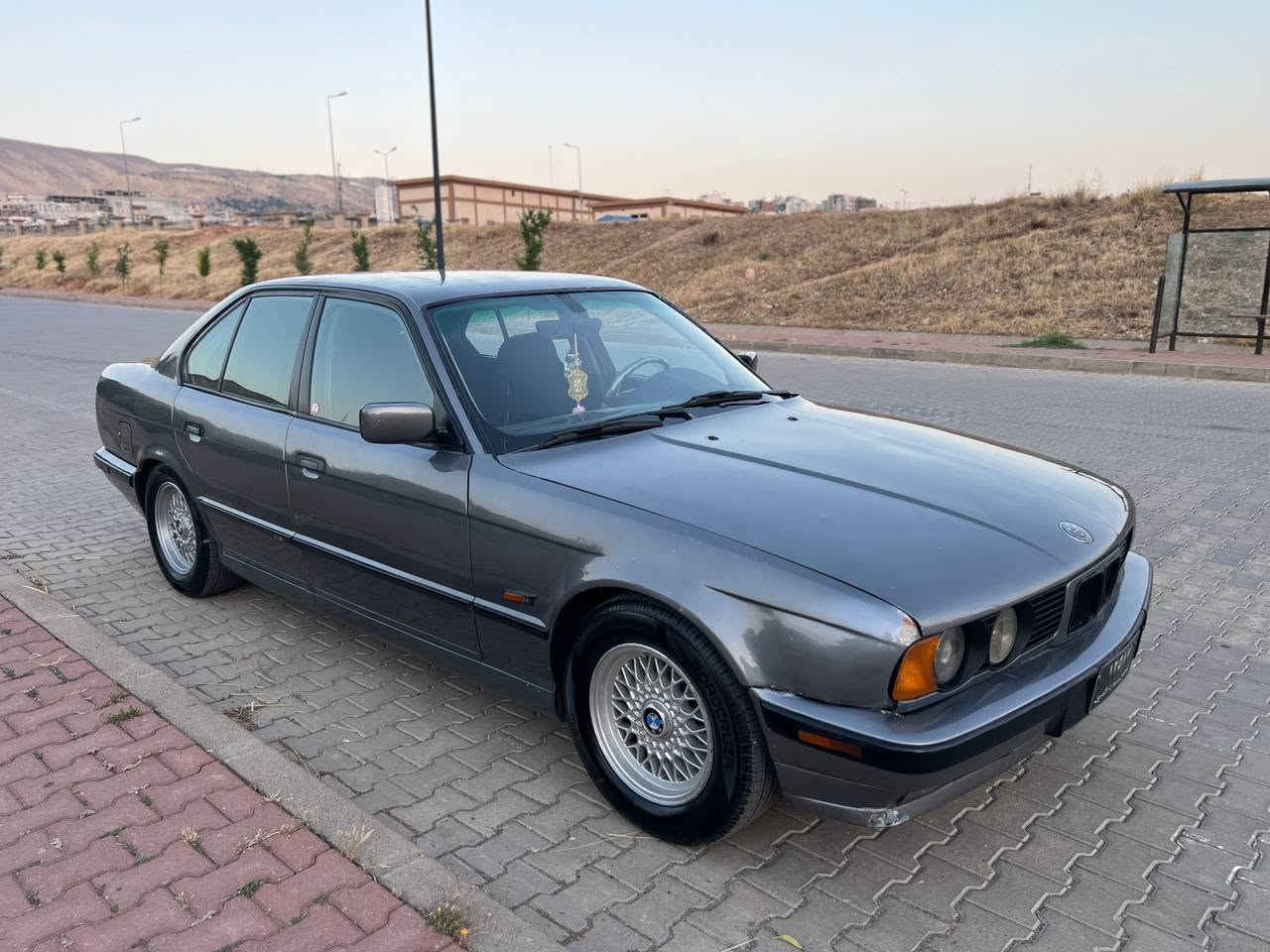 سەرەتا بەناوی خوا ماشاللە لەماڵی هەموو لایەک 
BMWبۆفڕۆشتن 
نموونه يي نيه له جوانيا 
مۆدیل 1991 ئارم پلاستيكي سليمانيه به شه رتي ئارموو ئه وه لياتت و مووس و براوه ش 
مکینە 525 كه پس ديجيتال گیڕ عاديه   به شە رتي گيرو مه كينه هه لمي ده ميشي نيه  
ته بريد ساردو گه رمم له سه ر سويچ❄️❄️❄️❄️❄️
كاره باهي هه مووي ئيش دكات  
دوو جام كاره باهيه قفل مه ركه زيه لايت زينونه سيدي هه موو شتيكي مزبوتت 
گيچه كاني هه مووي ئيش دكاتت 
 چوار تايه و ويلي لوك لوكه 
تازه پيشوو دواهي داگيراوه
سه ياره كي تا بليت توندوو تووله چركه ي تيا نييه  مالي دووسته 
هيچ ده عمو ليدراوي نيه پيشو دواهيي كه پسه 
نرخ (( 38گه لا معاله برايانه)))
***********
*********** 
له سليمانيه سياره كه ئالوو گور ناكم
