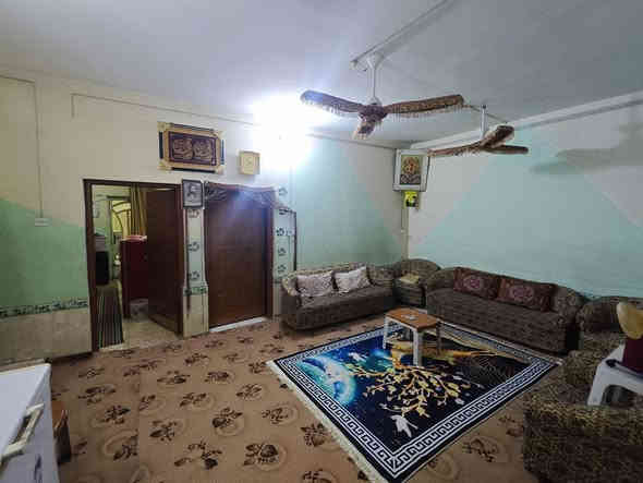 السلام عليكم بيت للبيع مساحة 185 متر طابقين يحتوي على صحيات خارجية وداخلية واربع غرف نوم 
المحمودية حي 16 
السعر 145 وبي مجال 
***********
