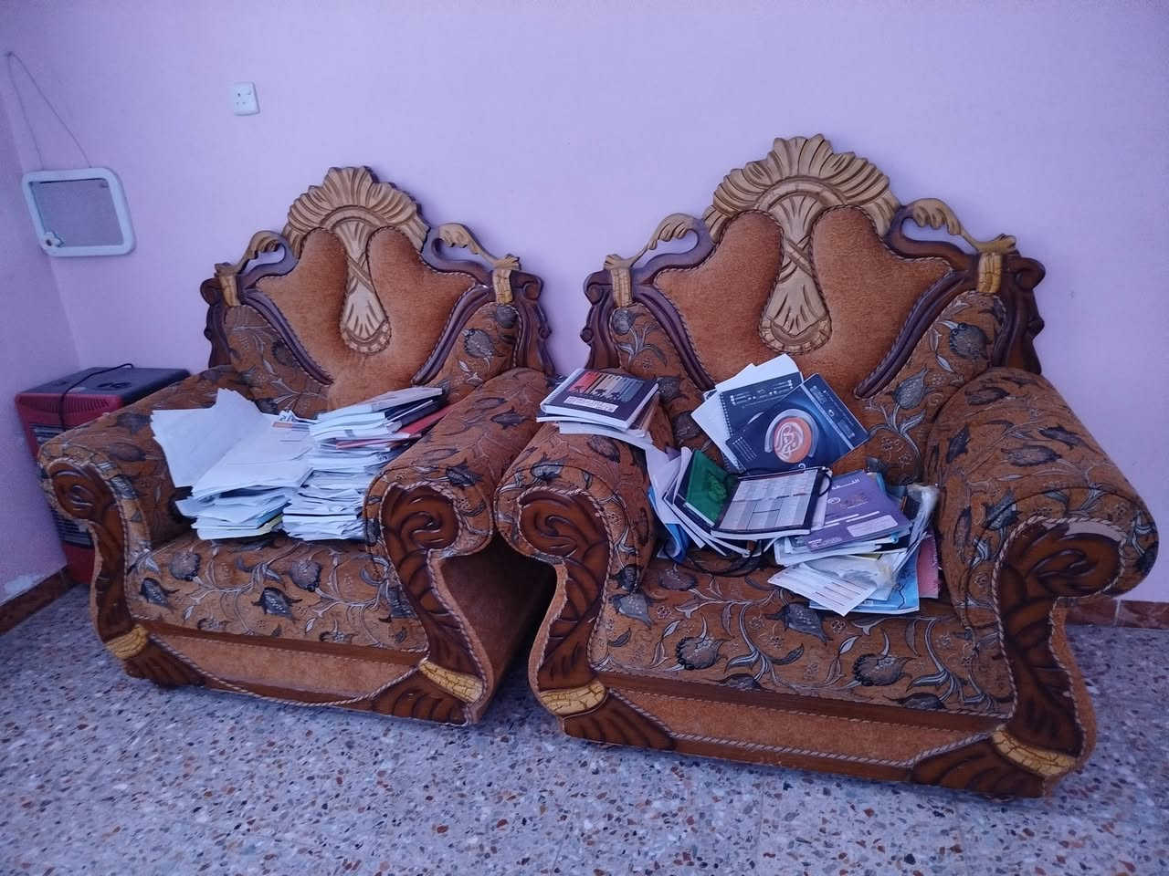 تخم قنفات 5 قطع السعر 200 الف وبيه مجال العنوان حله شارع 80 من جهة كربلاء ثاني استدارة ***********
