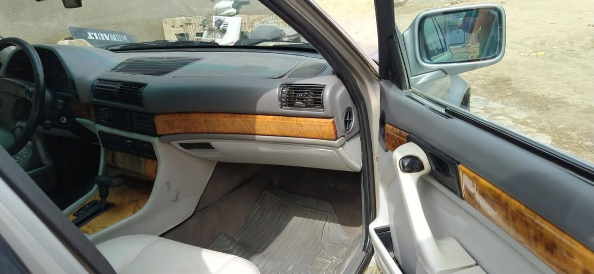 بي ام موديل 90 جاهزه عله اخر حبايه  مكفوله من الضربه فقط صبغ جماليه  تبريد تخم تاير حداديه جديده  محرك حاويه بجيس ب 47 وبيها مجال مكان حله ***********
