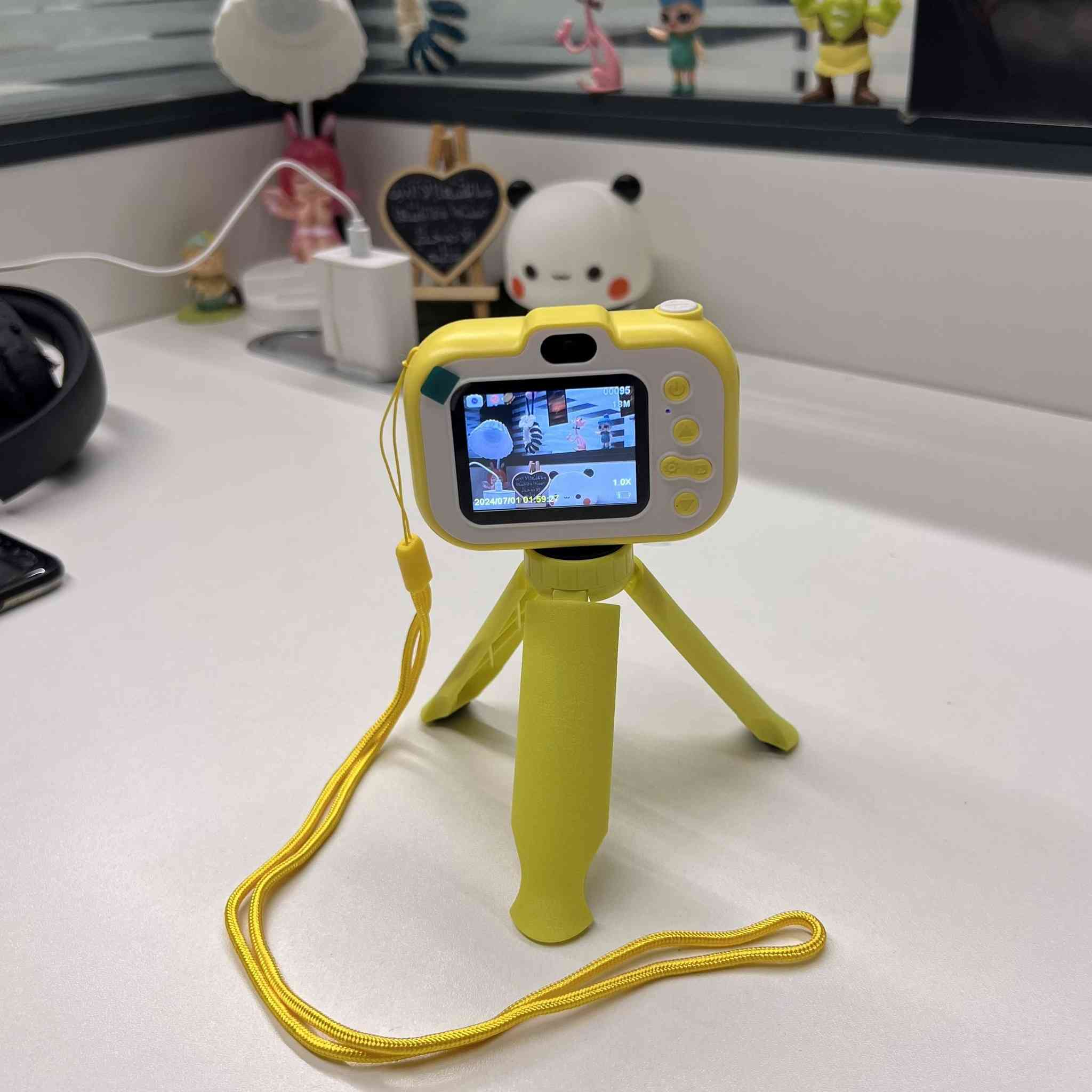 كاميرا الأطفال الرقمية مع شاشة 2 إنش وألعاب مدمجة

• كاميرا رقمية مصممة للأطفال تتيح التقاط الصور وتسجيل الفيديو بسهولة مع شاشة ملونة لعرض المحتوى مباشرة.

• التقاط الصور وتسجيل الفيديو – تدعم التقاط الصور وتصوير الفيديو عبر زر التصوير المخصص.

• شاشة ملونة 2 إنش – شاشة TFT لعرض الصور والفيديو ومراجعتها مباشرة من الكاميرا.

• ذاكرة قابلة للتوسعة – تدعم بطاقة TF (Micro SD) من 4GB إلى 32GB لحفظ الصور والفيديو.

• ألعاب مدمجة – تحتوي على 5 ألعاب مدمجة داخل الكاميرا.

محتويات العلبة:
 • كاميرا الأطفال
 • كابل شحن
 • حبل تعليق (Lanyard)
 •ستاند تثبيت
 • دليل الاستخدام (Manual)
السعر 25الف
التوصيل🚚 كافه انحاء العراق


**إذا كنت صاحب هذا الإعلان وتريد حذفه لأي سبب، رجاءا أرسل رسالة إلى الدعم الفني**