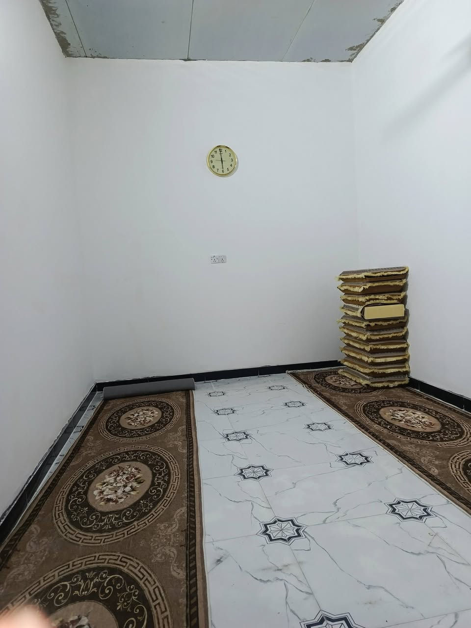 السلام عليكم بيت بالقبله مقابيل الاربع شوارع المساحه 108 التفاصيل خاص السعر 42 وبي مجال بيت جاهز مجهز للصقف ساندويتش***********
