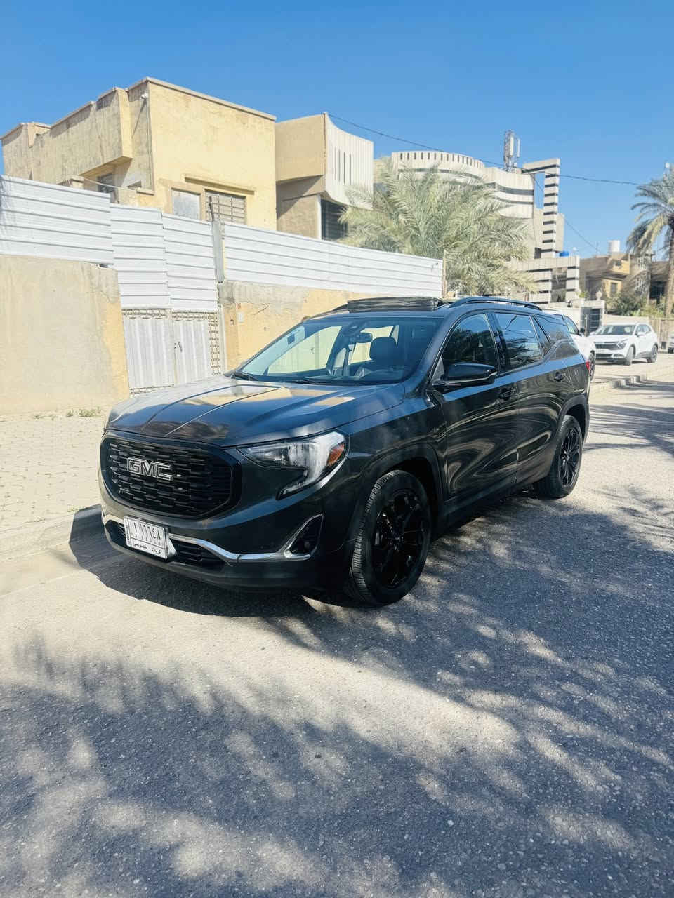 السلام عليكم GMC تيران 2021 فول مواصفات  
مواصفات الدينالي بس محرك 1500 تيربو 🚀 
بلاك توب
فتحة سقف بانوراما
بصمة تشغيل وابواب 4
جنطة كهرباء جكات وشفط
كشنات جلد مع تدفئة وتبريد كشن 
كراسي كهرباء السايق والعبري
سماعات بوز انفنتي مع دمام 🔊 
ويل كب 20 اسود
رادار امامي وجانبي وخلفي
كامرة دوارة 360 درجة مع حساس خلفي
فور ويل 4/4 
رقم كربلاء بأسمي تحويل مباشر
محرك وكير وتبريد وتخم تاير وحدادية كلة جديد وجاهزة من كل النواحي
حادثهة نص جاملغ امامي وربع البنيد بدون اي دواخل شاصي ولغد وراديترات كلة بلادي فقط قطعتين
عنوان السيارة كربلاء
السعر 168 وقابل للتفاوض
للأستفسار ***********
