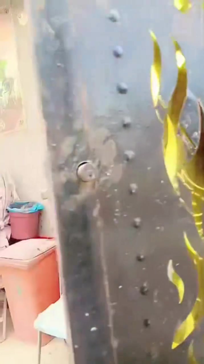 سلام عليكم بيت للبيع منطقه الكرغولية يم افران بركات الحسين مساحة البيت ١٦٥متر بي ٣غرف نوم وصاله وستقبال ومخزن ومطبخ وترك كهرباء ٢٤ ساعه اربع خطوط المي خير من لله صوندات ثنين ساحبين  السعر اتصل علا هذا لرقم ***********
