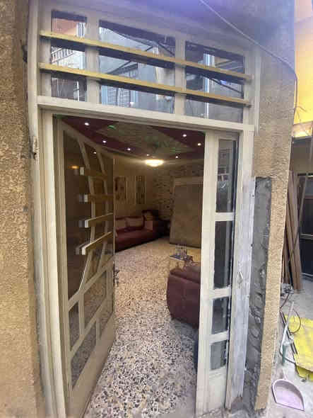 السلام عليكم 
دار للبيع ملك طابو صرف بغداد الغدير م706 قرب أسواق ياسر حياوي داخل قيصريه  مساحه 120م واجه 10 نزال 12 بناء مسلح 2015 يحتوي 4 غرف نوم واصاله ومطبخ وهول حولي غرفه ارضيه وخدمات 2
 السعر 280 مليون تواصل 
***********
