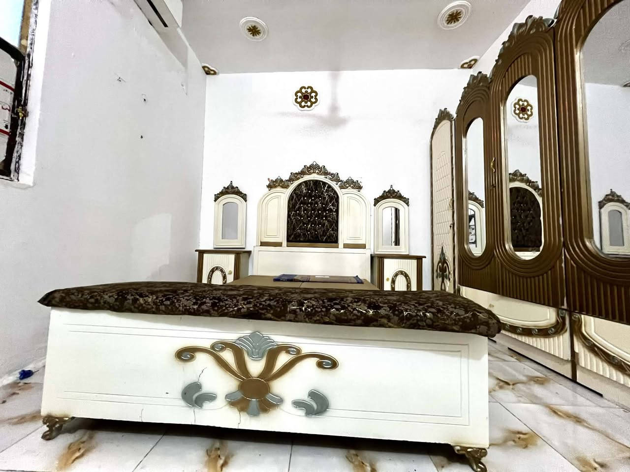 غرفه.  نجاره عراقي.  تصميم تركي.   نضيفه.    
ستعمال قليل.    
البيع.    او مرارس.  بغرفه ازغر سعر البيع مليون و ربع 
حسب القناعه.   
المكان. الناصريه اسكان الصناعي.


**إذا كنت صاحب هذا الإعلان وتريد حذفه لأي سبب، رجاءا أرسل رسالة إلى الدعم الفني**