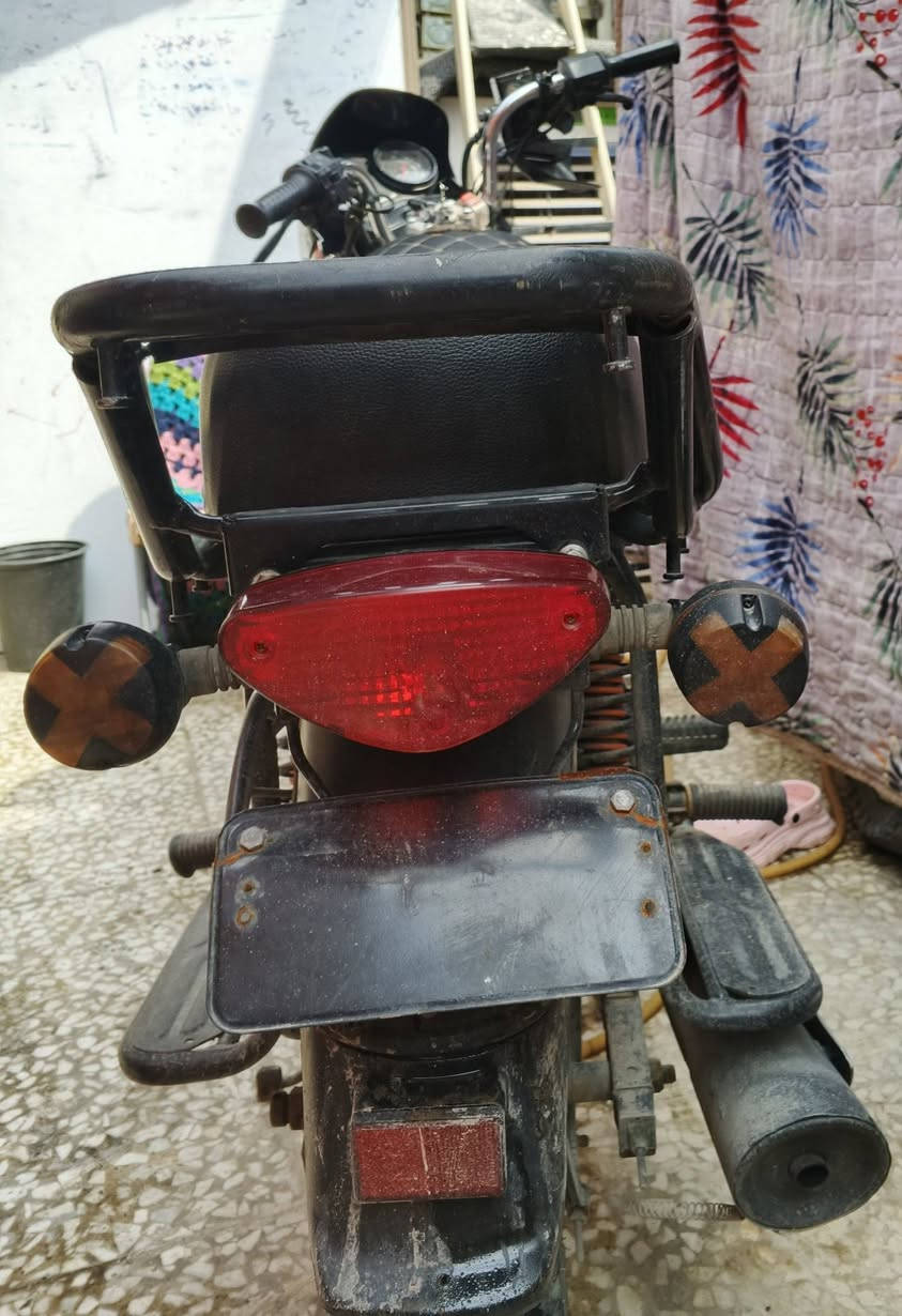 السلام عليكم 
دراجه بوكسر للبيع 
مديل 2023 رقم انكليزي تحزيل ثاني يوم 
سعر 1700 بيهة مجال
مكان بغداد جديده 
رقم هاتف ***********
