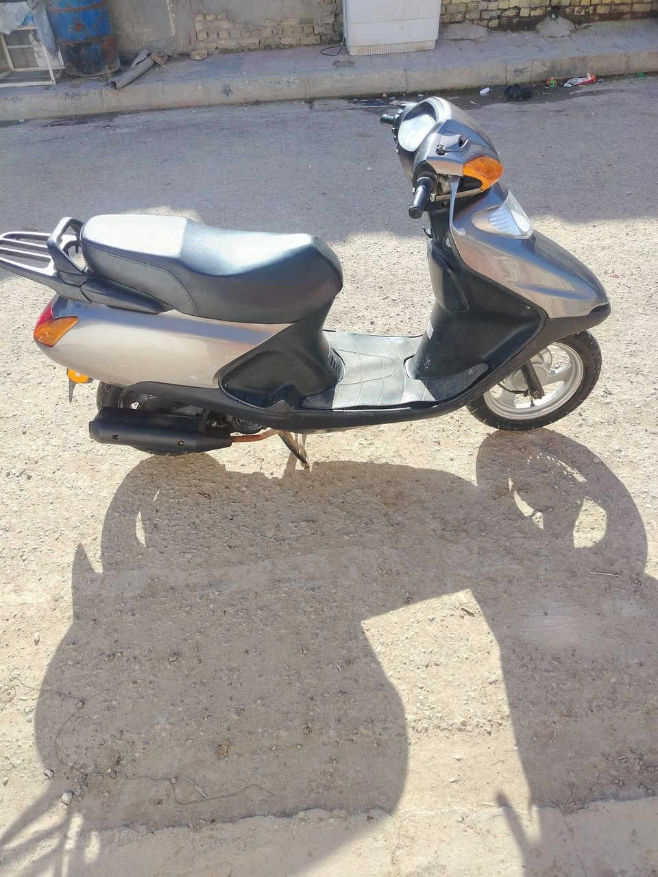 البيع سبيسي ياباني دراجه جهازه وحلوه وكل نقص مابيهه
شغاله سالف هندر شاير لايت هورن كل نقص مابيها 
ومحركهه ناعمه.. مكان الدراجه واسط  كوت الانوار
السعر 750 الاتصال على الرقم ***********
