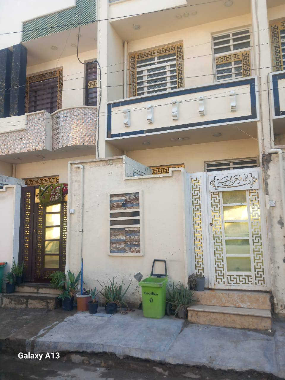 بيت للبيع
المساحة: ٧٥ متر، بناء سنة ٢٠٢١
الموقع: الحرية / الدور، شارع أبو حطاب
المواصفات:

الطابق الأول: استقبال، صالة مفتوحة على المطبخ، غرفة نوم، صحيات داخلية وخارجية، منور

الطابق الثاني: غرفتين كبار، صالة

الطابق الثالث: بيتونة، مع سطحين
🔹 البيت نظيف جداً
📞 للتواصل : ***********
