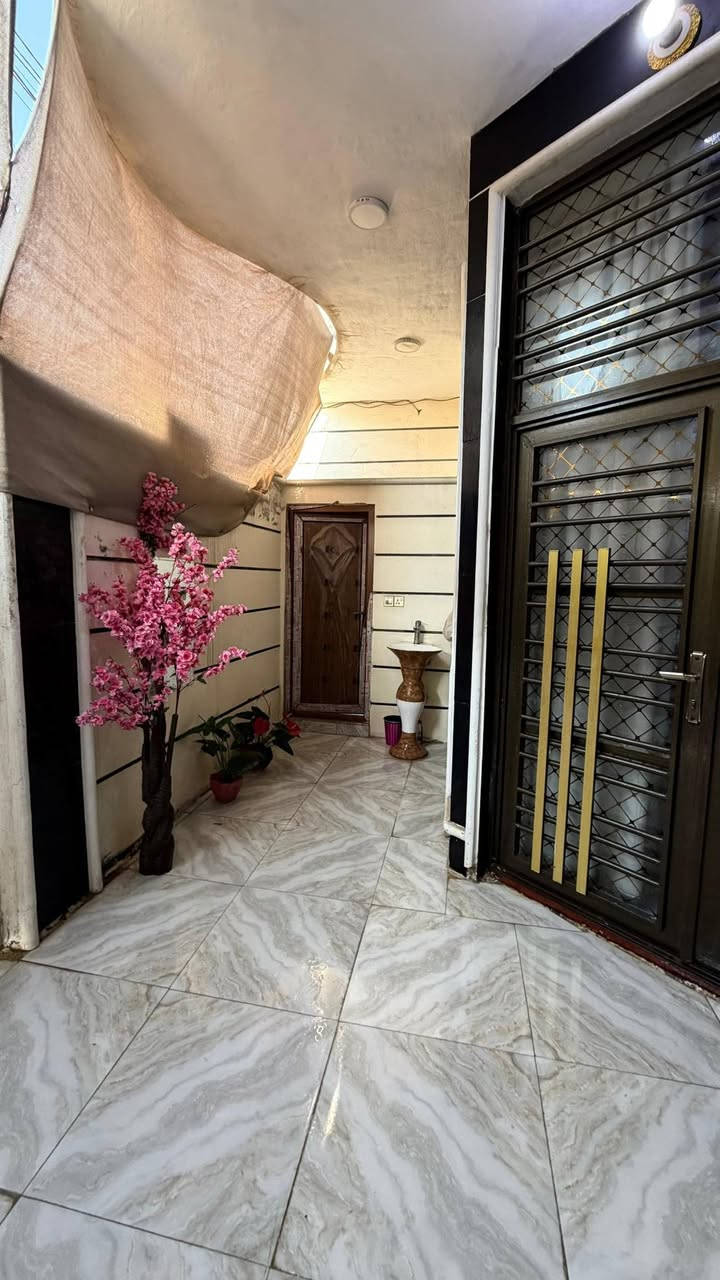 بيت للبيع يبعد عشرة دقائق عن الإمام الحسين ع /البوبيات /مقابيل الأسواق برتقاله /الشارع تبليط عشره متر /البيت طابو صرف زراعي /المساحه/١١٢متر /السعر ١٧٥ مليون البناء حديث طابوق للاستفسار ⬅️ ***********
