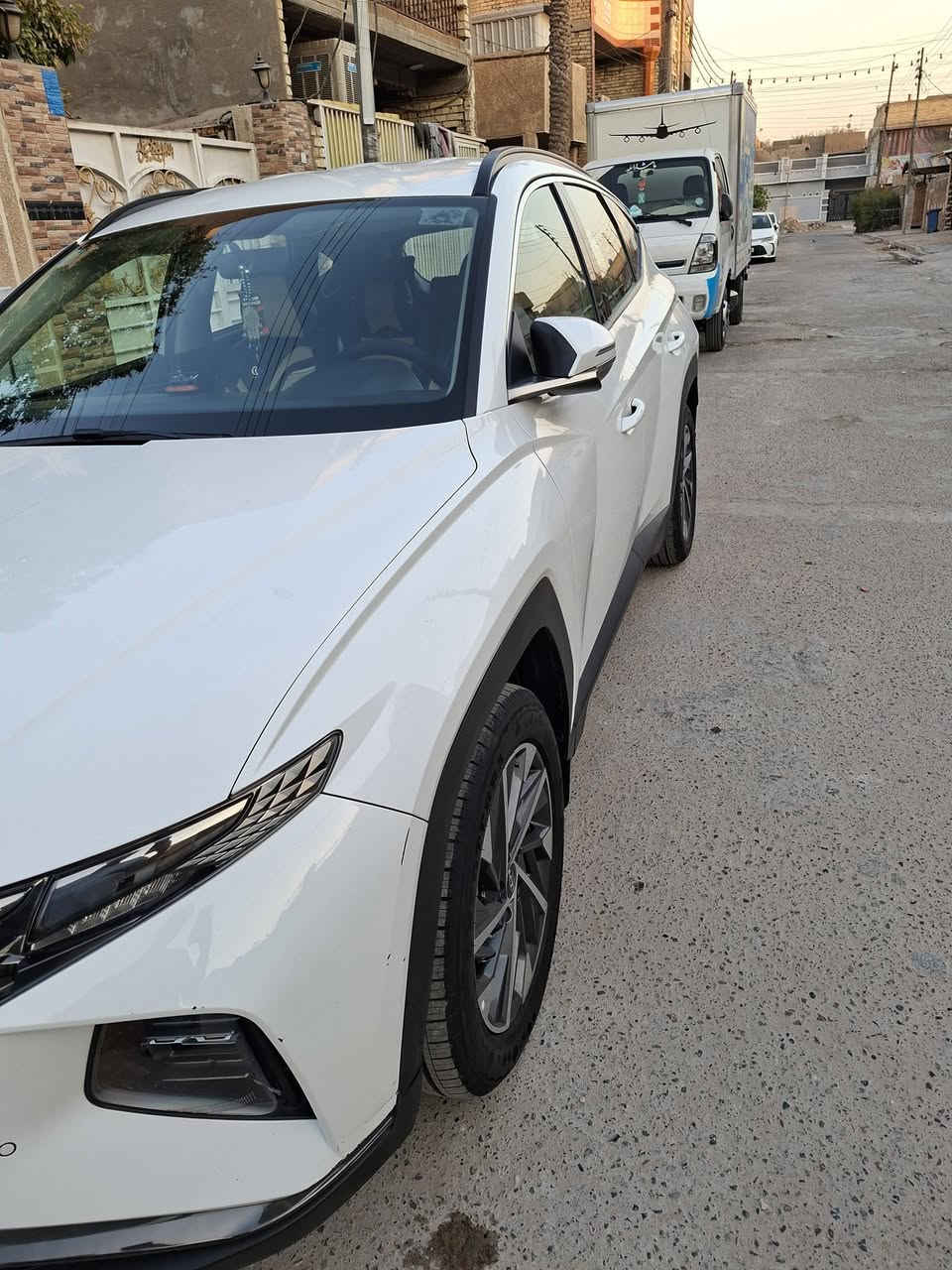 السلام عليكم 
توسان موديل ٢٠٢٠ شكل ٢٠٢١ السياره فول مواصفات 
عدى القمارة حديد 
بصمه كشنات كهرباء 
دخول ذكي مري شفط 
تحكمات استيرن 
شاشة كبيرة 
كامرة دوارة 
تشغيل عن بعد 
تبريد قطعتين 
تخم تاير جواها جديد باتري جديد 
السيارة بيها صبغ بابين عكس السياق بدون دواخل 
مكان السيارة الدورة  
ماشية ٧٩ الف وقابل للزيادة 
السعر 180 وبيها مجال بسيط حك الجية 
***********
***********
