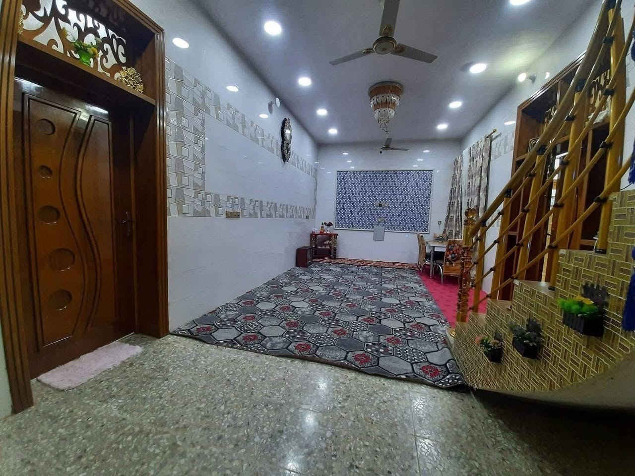 دار للبيع المساحه 300 طابقين يحتوي على غرف عدد3و استقبال ومطبخ وصحيات عدد3 وصاله عدد3 الموقع حي الموظفين الثانيه قطع علي عزيز خلف المدرسه الجديده للاستفسار ***********

