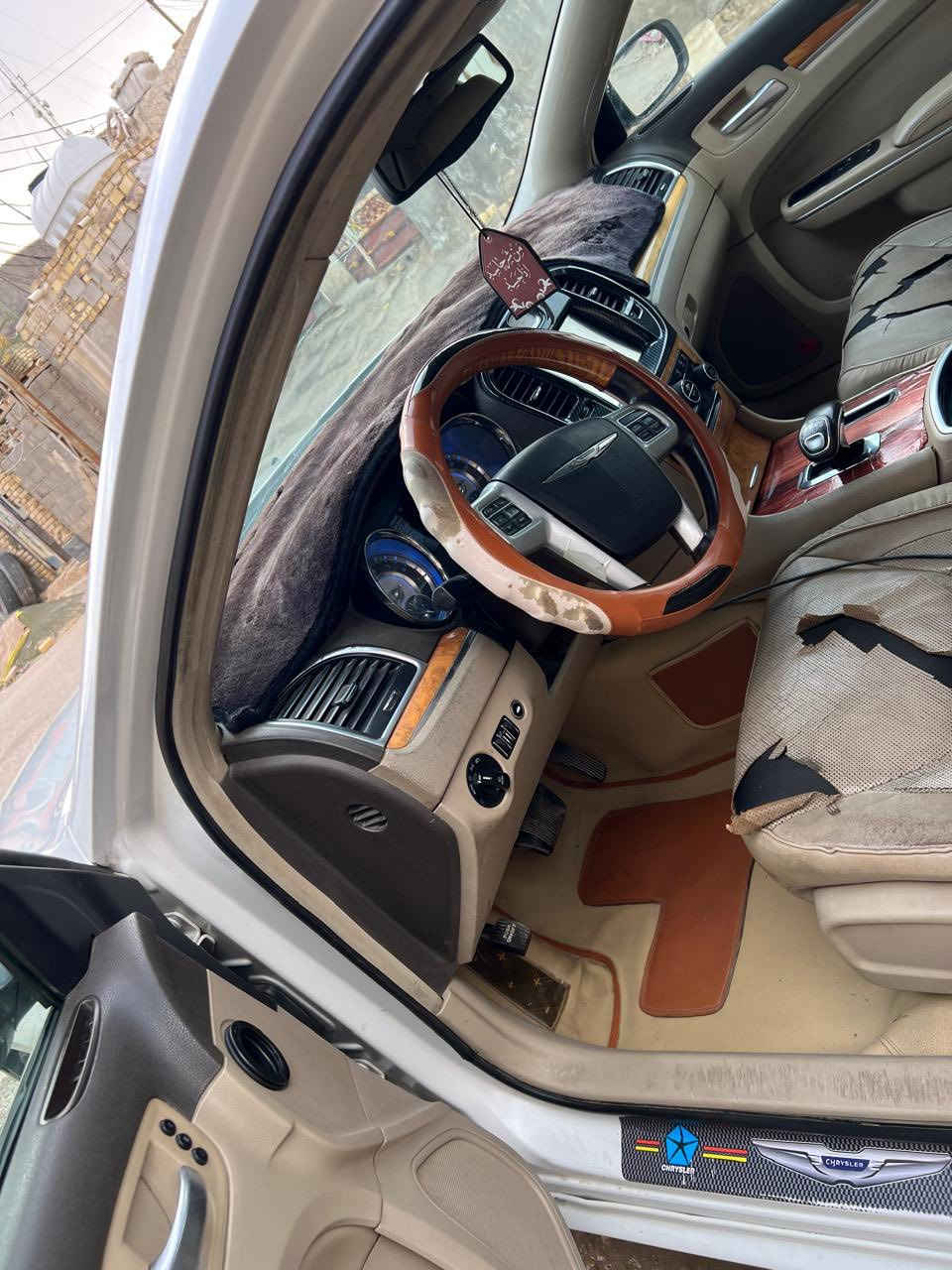 السلام عليكم كلايسر 2013 فول مواصفات السياره بعد معروف الفول بدون شرح رقم بصره السياره داخله سرقه ابواب 4وبيها خياس والهلالات الجاملغات بيهن صبغ اثر خياس  رقم بصره  السعر 155بيها مجال قليل شرط تحويل بدون وكاله ***********
