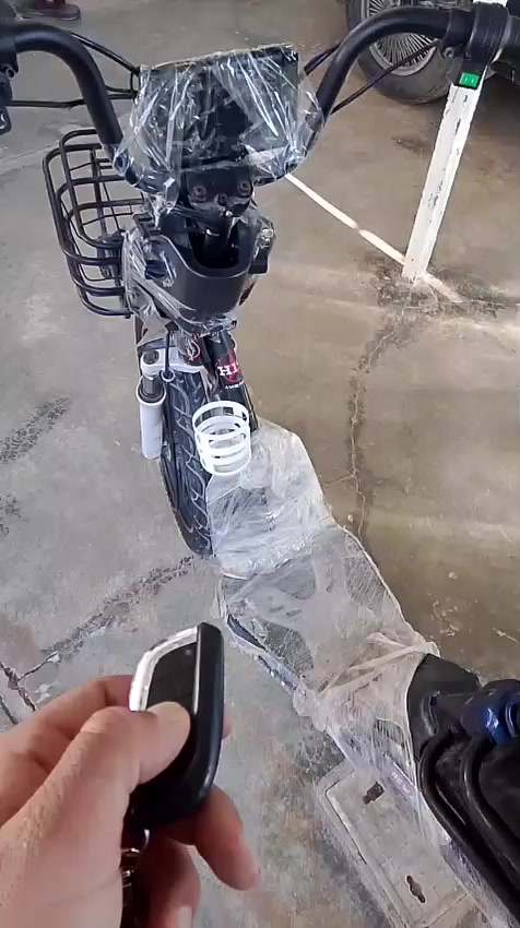 سلام عليكم 
للبيع بيسكل شحن فول نضيف مشاءالله 
سويج و بصمه تشغيل عن بعد بطريات شرط 
تايرات شرط نضيف سعر 250 بيها مجال للبيع او مراوس حسب القناعه مكاني كركوك هذا رقمي ***********
