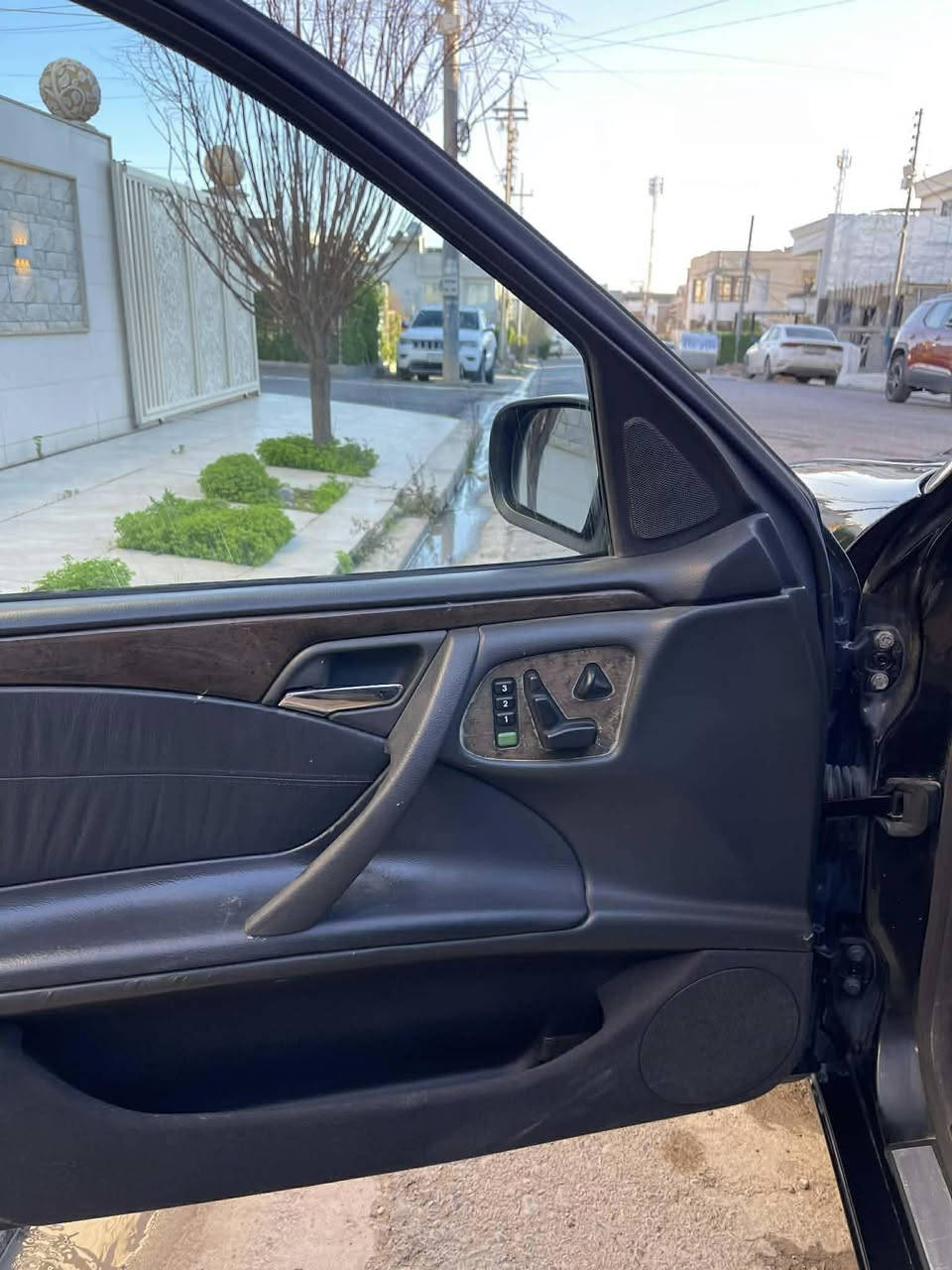 السلام عليكم
مارسيدس ام عيون
موديل 2000
مكينة 320 بلادي
فول مواصفات
صبغ عام جمالي
بدون ضربة
بدون خايس
غرفة بالكارتون بلادي 
گير مكينة بشرط 
رقم اربيل دولي
مكان سيارة اربيل
 سعر ١٣٧ بيها مجال
رقم صاحب سيارة ***********
