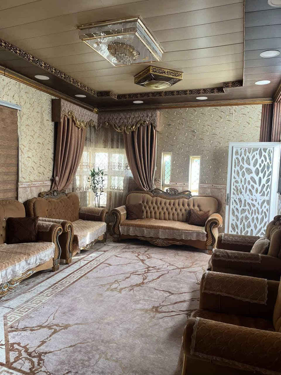 بيت للبيع في حي الامام الرضا مساحة ٢٢٠م طابقين خلف شارع ٣٠مقابل حديقة عامة قرب اسواق النخيل المساحة الفعلية ٢٨٥ م يحتوي على ست غرف نوم تفاصيل الطابق الاول استقبال ومطبخ وهول وغرفتين نوم وصحيات  والطابق الثاني يحتوي على اربع غرف نوم وهول وصحيات والسطح شتايكر وطرمة وحديقة جميلة بمساحة جيدة وتفاصيل اخرى البيت عائلي ومرتب وحديث للاستفسار الاتصال على الرقم ***********
