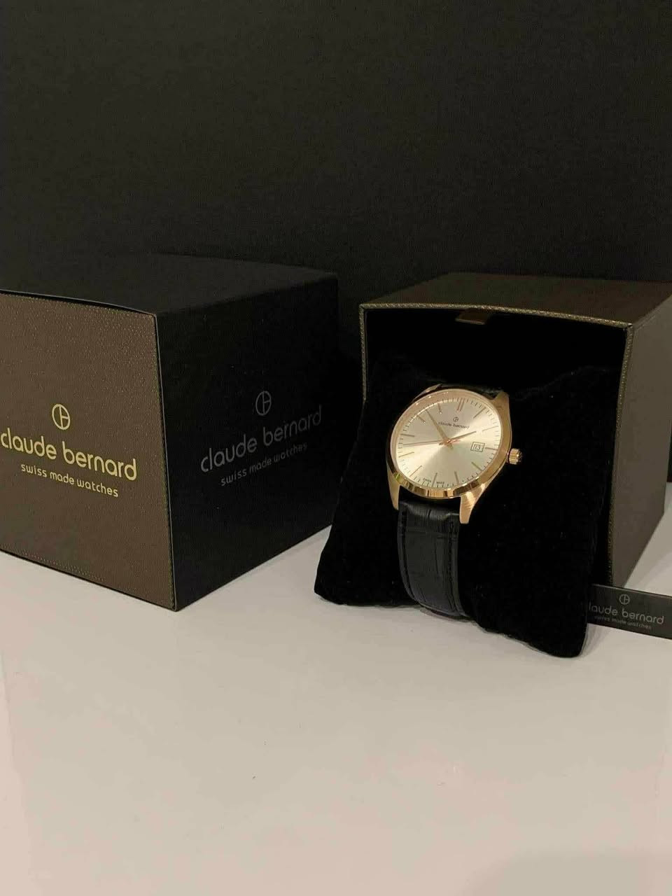 السلام عليكم.......
ساعة CLAUDE BERNARD سويسري اصلي بطارية 
نافذة للعرض التاريخ 
القطر ٤٢
مقاوم للماء ٥٠م 
سير جلد معلم 
جديد غير مستعمل مع العلبة الأصلية وبطاقة الضمان 
السعر ١٠٠الف 
يوجد توصيل ***********
