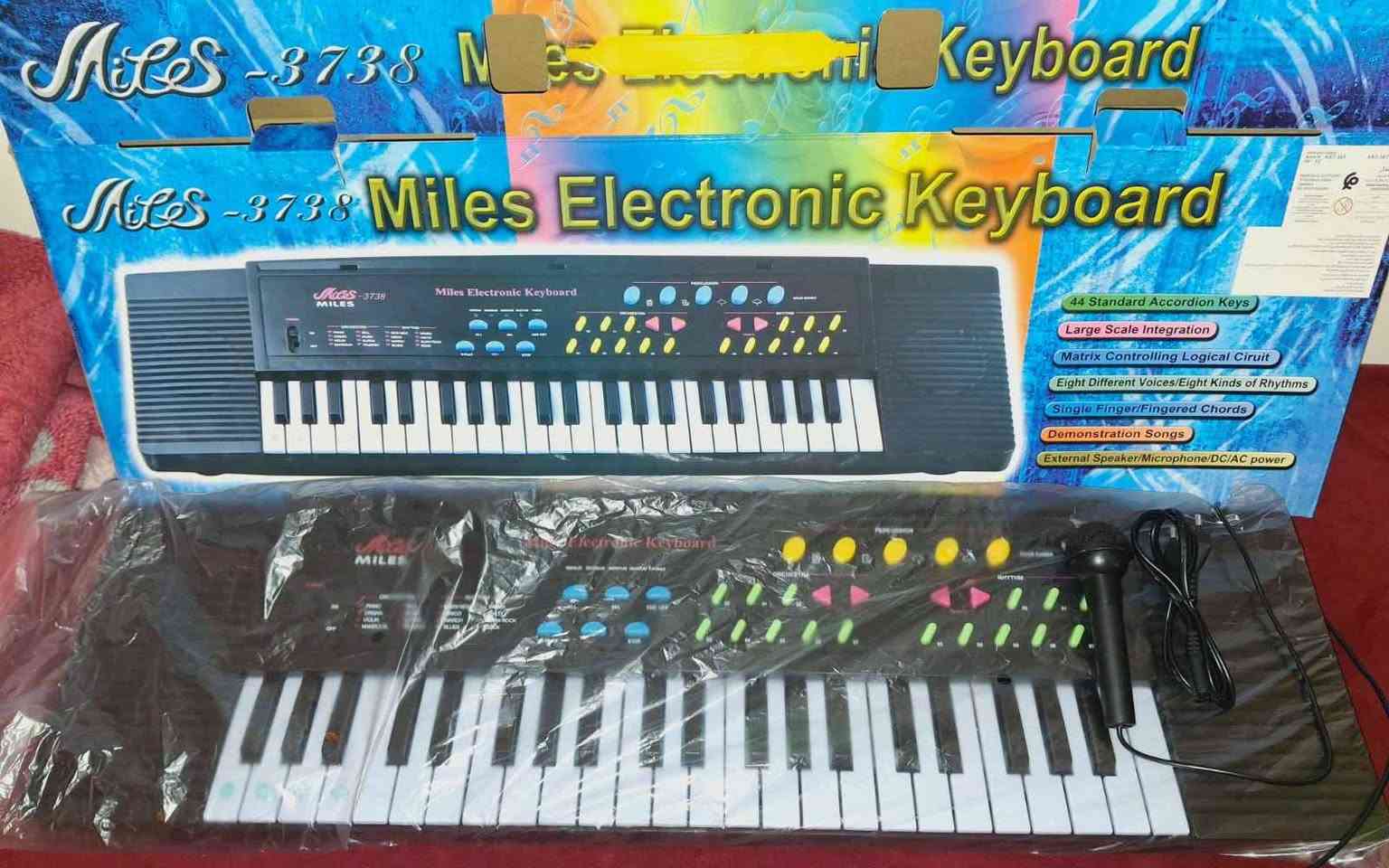 🎹 أورغ إلكتروني Miles-3738 مع ميكروفون – الخيار المثالي لعشاق الموسيقى والمبتدئين! 🎶
حجم مثالي ومناسب: يأتي بطول 74cm مما يجعله سهل الوضع في غرف النوم أو حمله لأي مكان.
​44 مفتاحاً قياسياً (Accordion Keys): لتجربة عزف مريحة وسلسة تناسب أصابع الأطفال والمبتدئين.
​ميكروفون مدمج: يأتي مع ميكروفون خارجي لدمج العزف مع الغناء وإضافة مزيد من المرح والبهجة.
​تنوع صوتي رهيب: يحتوي على 8 أصوات مختلفة و8 إيقاعات متنوعة لتجربة أنماط موسيقية متعددة. الدار البيضاء, المغرب


**إذا كنت صاحب هذا الإعلان وتريد حذفه لأي سبب، رجاءا أرسل رسالة إلى الدعم الفني**