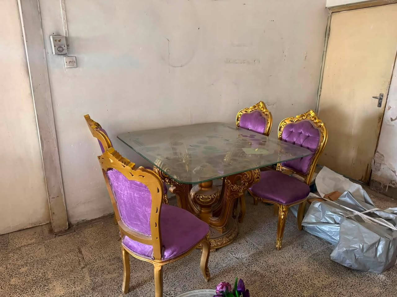 السلام عليكم تخم مصري للبيع
كلش نضيف 
سعره واحد وميه وبي مجال 
مكاني شارع فلسطين 
رقمي ***********
اربع مقاعد وعشر مقاعد وميز طعام وطبله جبيره واربعه صغار 
اخوان واتساب فقط
