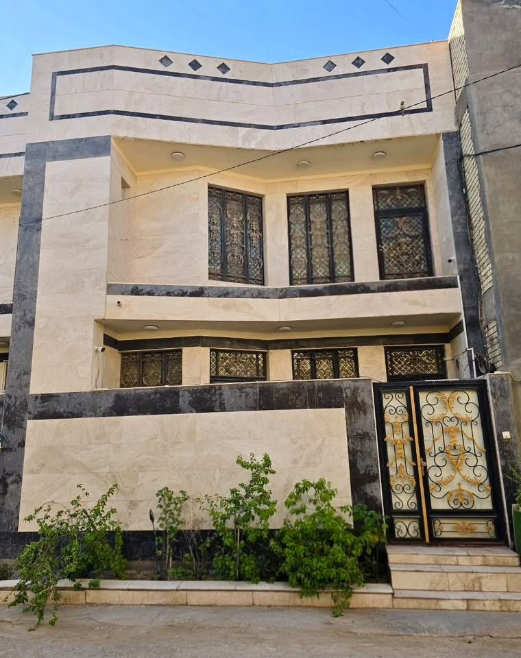 دار للبيع – مجمع الفرات السكني🏠
* المساحة: 108 م²
* البناء: درجة أولى
* طابقان

الطابق الأرضي:
غرفة نوم، استقبال، صالة كبيرة، مطبخ، حمام، وتواليت خارجي.

الطابق الثاني:
غرفتا نوم (إحداهما ماستر)، صالة كبيرة، وحمام.

المميزات:

* واجهة وأرضيات مرمر.
* موقع مميز على طريق الحر مقابل الاتحاد الرياضي.
* جميع الخدمات متوفرة: كهرباء بمحولات خاصة، ماء، مجاري، تصريف أمطار، شوارع مبلطة، وحدائق أمام كل دار

للأستفسار التواصل على الرقم التالي👇🏻☎️
***********‬📞
