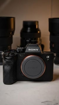 سوني A7iv • نظيفة • عدسة 24-70