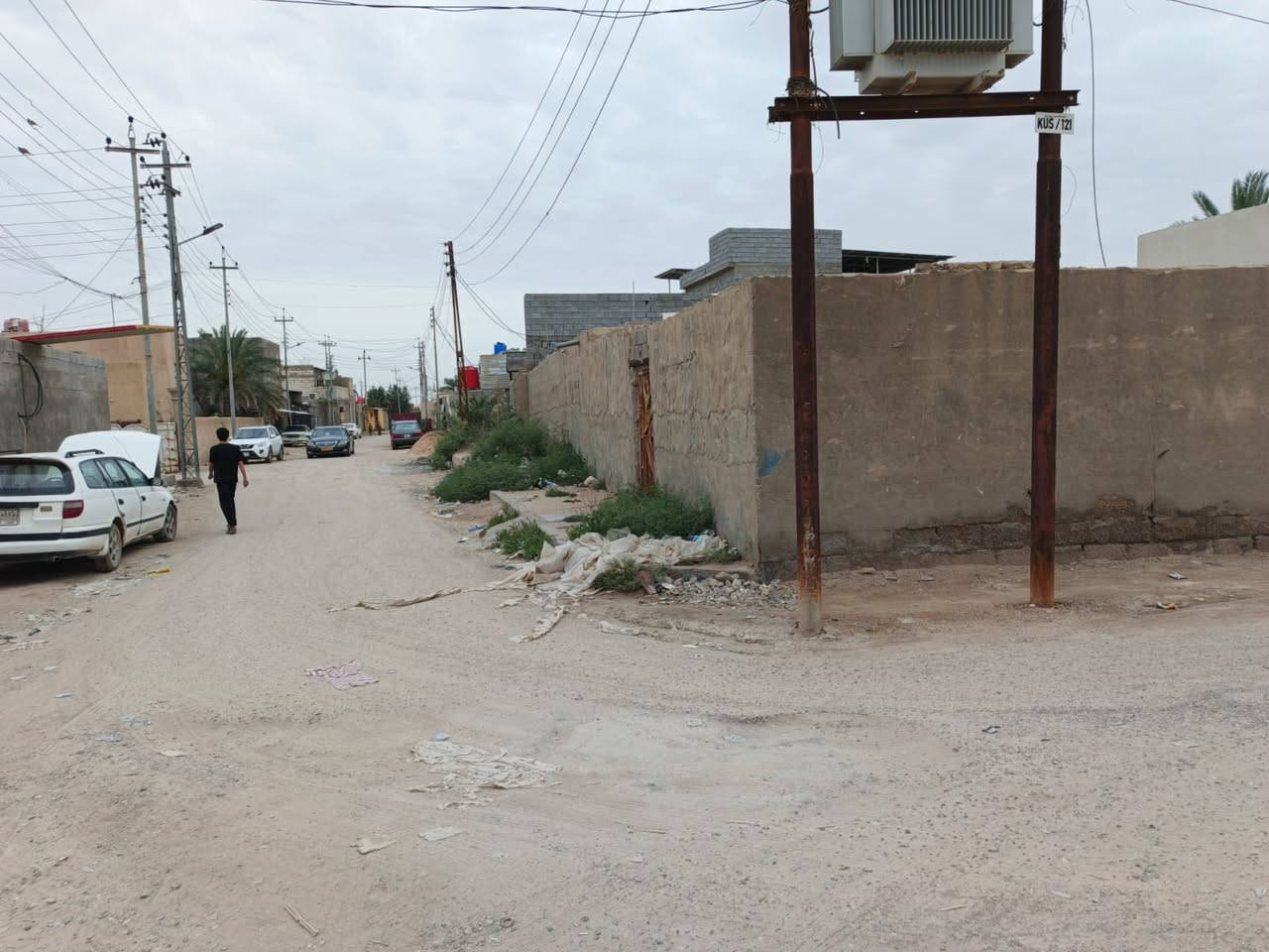 قطعة 400 متر ركن طابو ملك صرف سند 25 تحتوي على بيتين اضافة الى هيكل للسقف علما البناء التسعينات واجهة 15.5 م نزال 26 متر انا المالك باسمي شارع تبليط كل الخدمات متوفرة ابيع كقطعة منطقة حمدان كوت الصلحي ابي الخصيب  للاستفسار رقمي ***********
