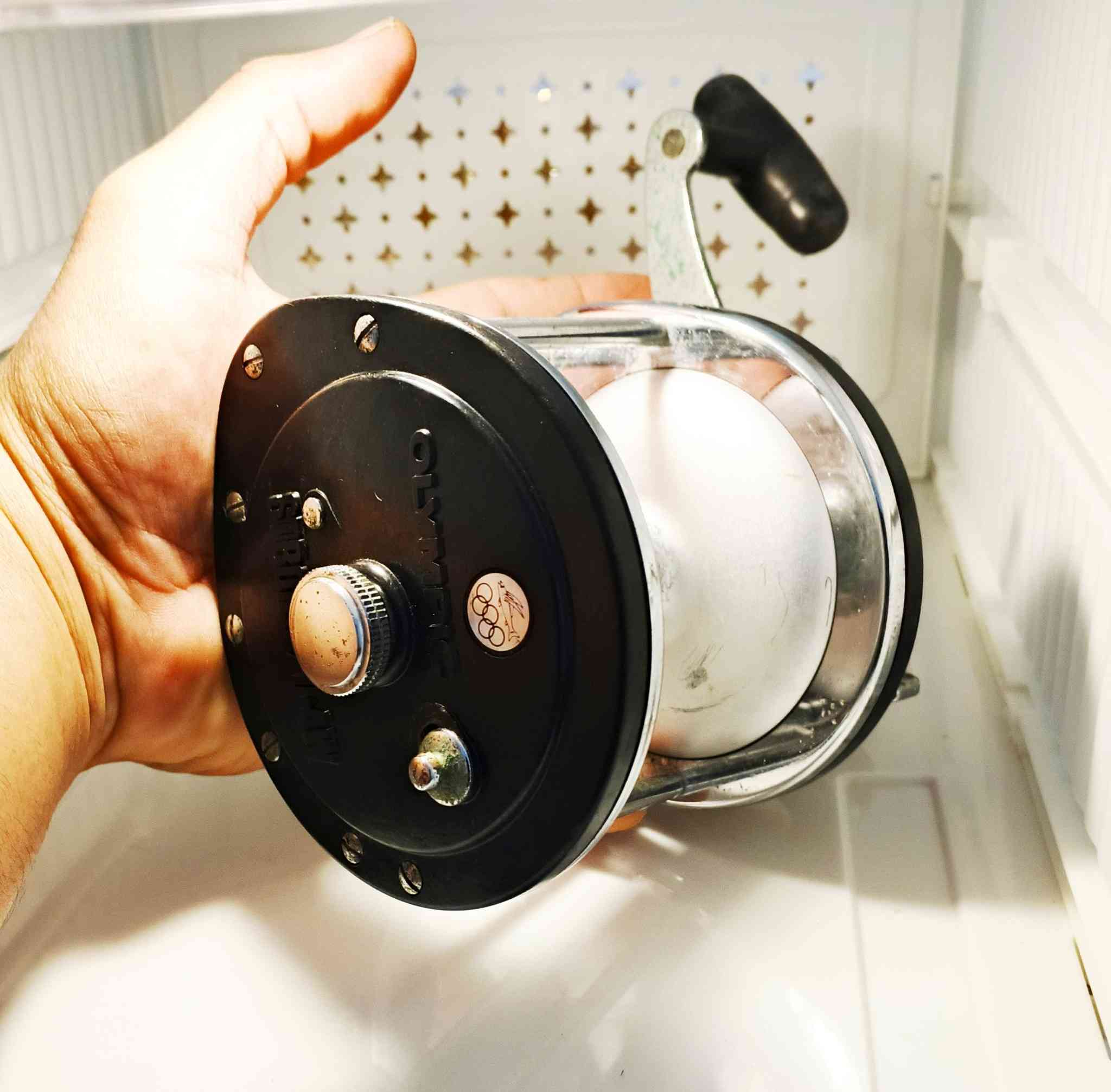 ماكينة الصيد العملاقة  Olympic Strong 70-AW (صناعة يابانية أصلية):
السعر /// 55,000/// التوصيل مجاني 
الحالة /// مستعمل اثار ملح قليلة .
المواصفات :
1- بلد المنشأ: اليابان (Made in Japan) - إصدار كلاسيكي "Vintage" نادر.
2- نوع الماكينة: Multiplier / Drum Reel (مخصصة للصيد البحري والأعماق).
3- الهيكل (Body): تصميم "Heavy Duty" صلب يجمع بين الكربون والفولاذ المقاوم للصدأ (Stainless Steel).
4- نظام التروس: تروس داخلية من النحاس (Gear Ratio 3.8:1) لضمان قوة سحب هائلة وعمر طويل.
5- قوة السحب (Max Drag): تقديرية تصل إلى 28-30 كجم، مما يجعلها مثالية للأسماك الضخمة.
المحامل (Ball Bearings): تحتوي على 2 رمان بلي (Ball Bearings) عالي الجودة لضمان سلاسة الحركة.
6- سعة الخيط (Line Capacity): * خيط مقاس 6: حوالي 450 متر.
خيط مقاس 7: حوالي 400 متر.
7- الوزن: حوالي 930 جرام (ماكينة ثقيلة مخصصة للأعمال الشاقة).
8- الميزات الإضافية: نظام Star Drag للتحكم الدقيق في السحب، ومقبض يمين (Right Handed).


**إذا كنت صاحب هذا الإعلان وتريد حذفه لأي سبب، رجاءا أرسل رسالة إلى الدعم الفني**