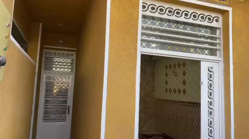 الدار للبيع مساحه 100م منطقه الثلاثينيات البيت ع ساحه ارتفاع السقف 3م و30 بناء جديد مكلف بل نشر  التواصل مع صاحب الدار ***********
