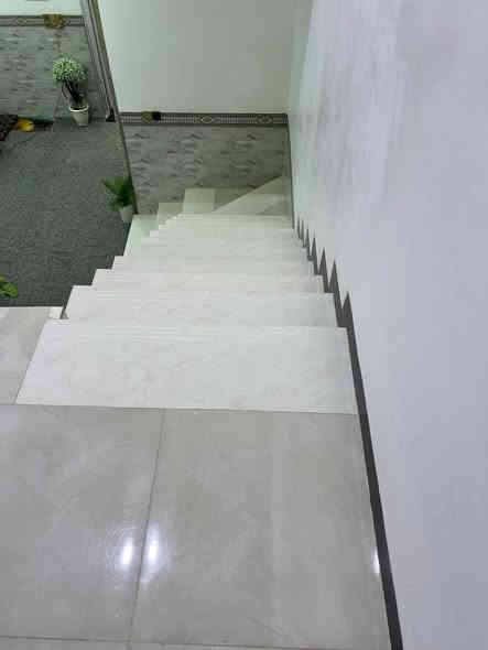 بسم الله الرحمن الرحيم
دار للبيع في الصقلاوية الشهداء الثانية يبعد شارعين عن الشارع العام 
مساحة القطعة 300 طابو صرف سند بناء مشتمل 150 متر والقطعة 150 حديقة خارجية 
بناء حديث 2024 طابوق جمهوري 

مشيدات الطابق الاول غرفة +صالة + مناور عدد2 + مطبخ + استقبال + صحيات خارجية مشترك (حمام + صحية)
حمام  داخلي +صحية داخلية 

الطابق الثاني بيتونة  وصالة كاملة + بقية الطابق غرف 2 هيكل بدون سقف السعر135
للاستفسار : ***********
