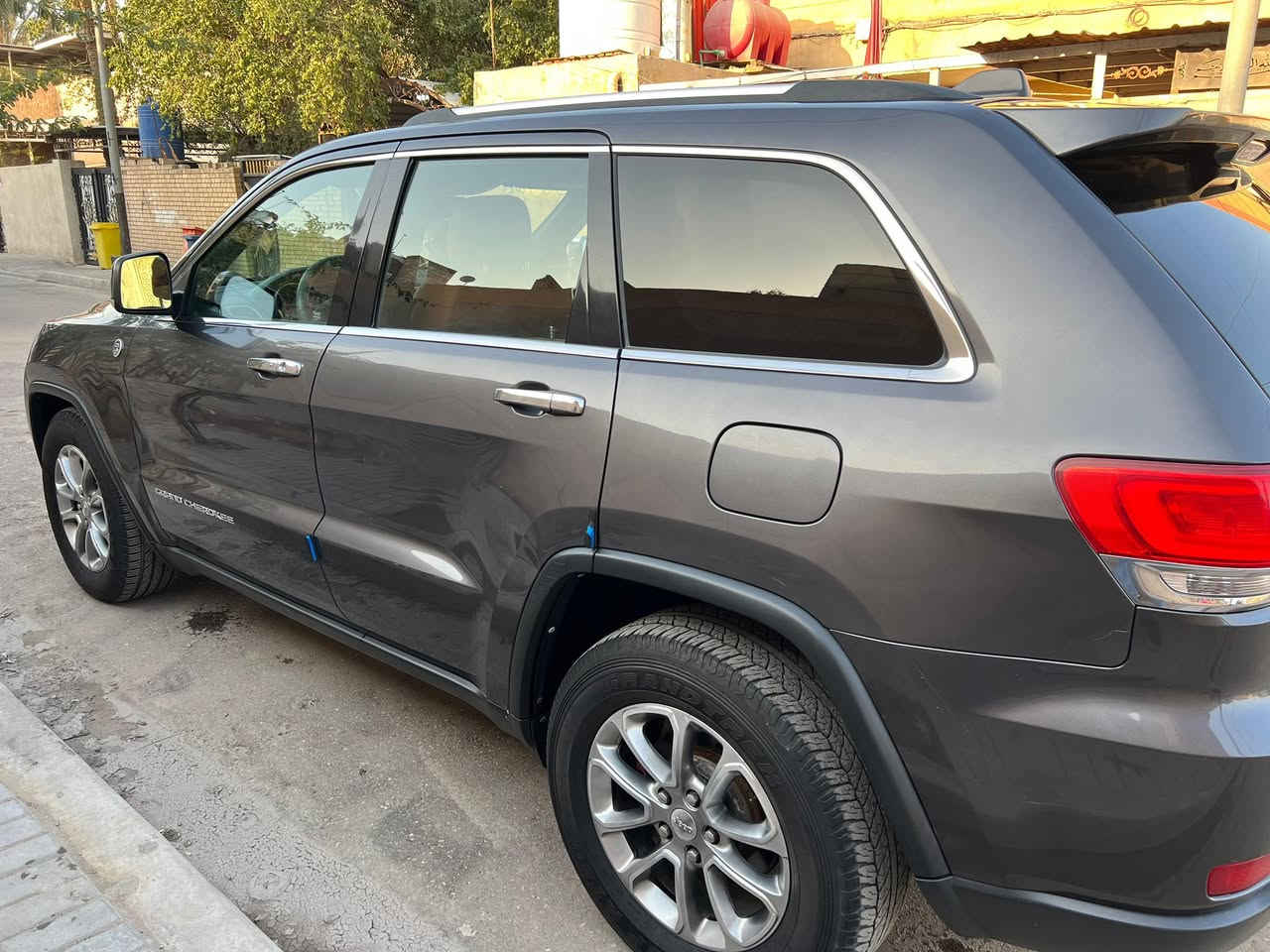 سلام عليكم جيب جراند شيروكي 2014 كلين تايتل محرك 6 سلندر 3.6 لتر سيارة حلوه و مرتبة ماشية 118 الف  المكان محافظة البصرة مواصفات الكاميرا الخلفية
مستشعر وقوف
تدفئة المقاعد
فتحة السقف
بصمه
مرايا جانبية كهربائية
حساس المطر
شاشة
نظام المفتاح الذكي
التحكم التلقائي في درجة الحرارة
نظام بد التشغيل
نظام فرملة الطوارئ
8 وسادة هوائية
المصابيح الأمامية ليد
مانع الانزلاق
تدفئة مقود القيادة
إنارة محيطية
التشغيل عن بعد
4x4
كشافات ضباب
وضع القيادة
زر التشغيل
الضؤء العالي التلقائي
تحكم التكييف التلقائي
خطافات السحب
حساسات ضغط الإطارات
نظام تنبيه السائق
***********
سعرها 210 وبيها مجال للشراي
