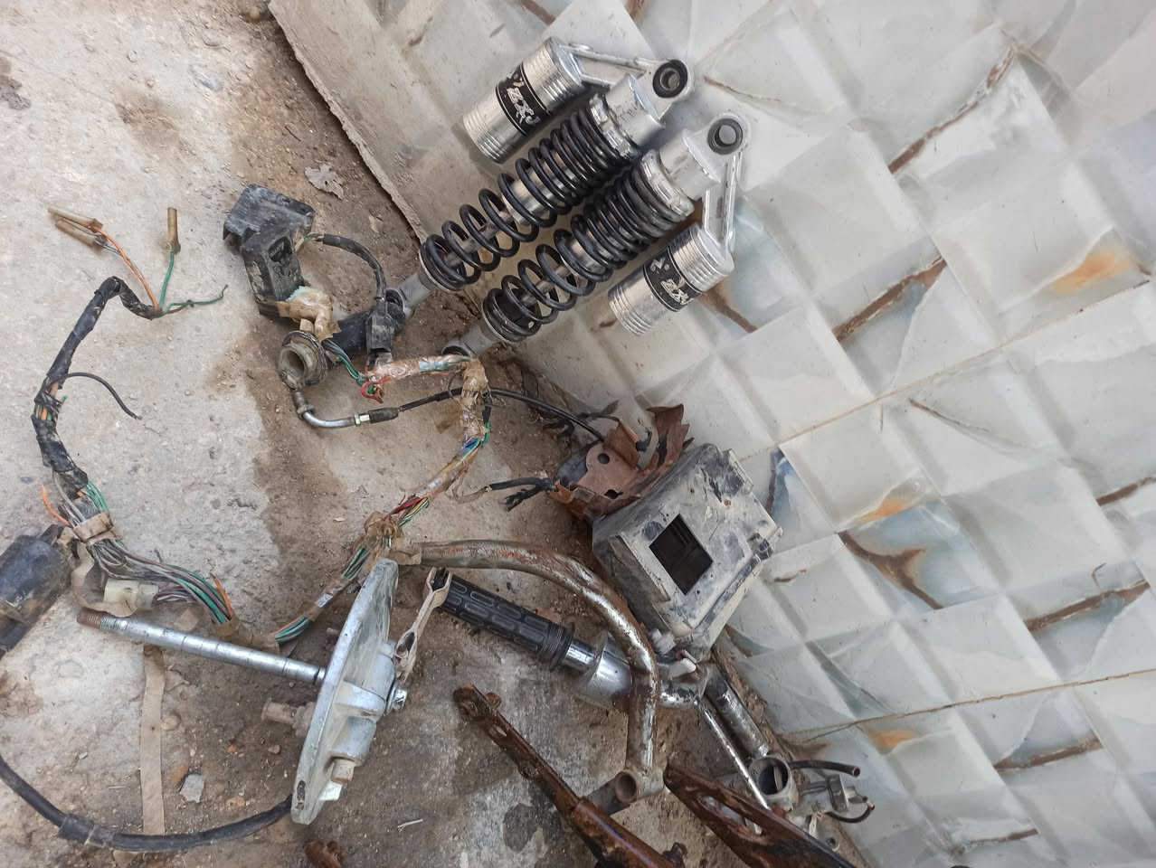 سلام عليكم شاصي وغراض مال تعمير دبلات وصالنصه وضفيره كامله هيه وتفرعاتها كتف وبطل وكابريته ومجمع سكليتر وسكان ودوسه بريك وطبله بنز امامي وشوته سعرهن 125 ومجال قليل ***********
