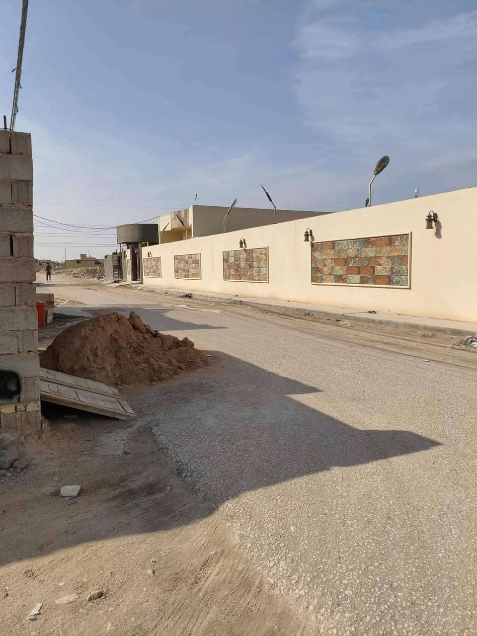 سلام عليكم عرصه للبيع مساحته 300م طابو زراعي سند 25 مكانه بشارع المطار شارع الصب قرب جسر الشهداء وتدخل عليها مكانه حلوو وخدمات كامله
السعر 18 
الإستفسار ***********
