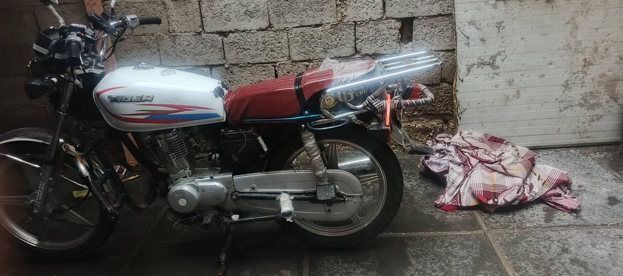 سلام عليكم دراجه ايراني 4 كير نضيفه مفتوحه فيلسه بس شلعه ومعدل تخبل بدون اوراق مكاتبه اكفلك من سرقه موديل 21  دراجه تخبل سعره 450 وبيه مجال ***********
