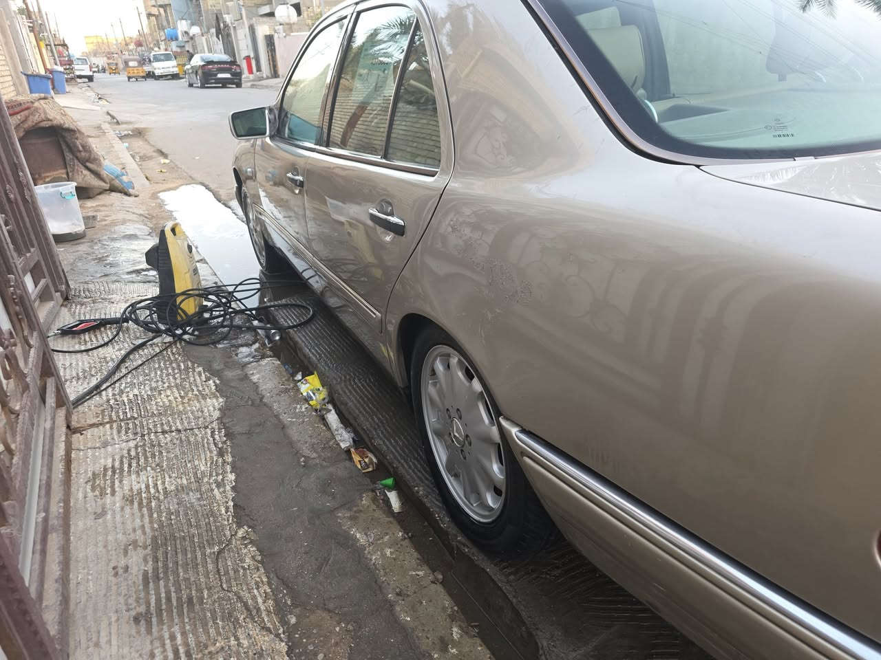 السلام السلام 
مارسيدس ام عيون مديل ٩٧
بدون معجون صبغ عام 
بابين بيهم جراد قليل موضح بلصوره 
تبريد  منظومه جديده كمبريسر فريز 
كير مكينه خير من الله 
سياره نظيفه ماكو خياس لا تصليح 
رقم بغداد مشروع وطني 
السعر ٩٠ وبيها مجال 
العنوان بغداد البنوك 
***********
