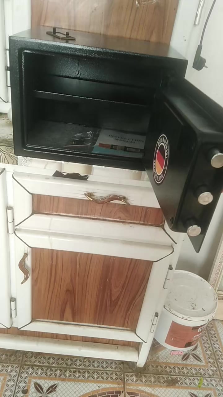 السلام عليكم قاصة حجم كبير تحتوي على نضام المفتاح والرمز وبيهة رف داخلي الوزن 10 كيلو للاستفسارات ***********
