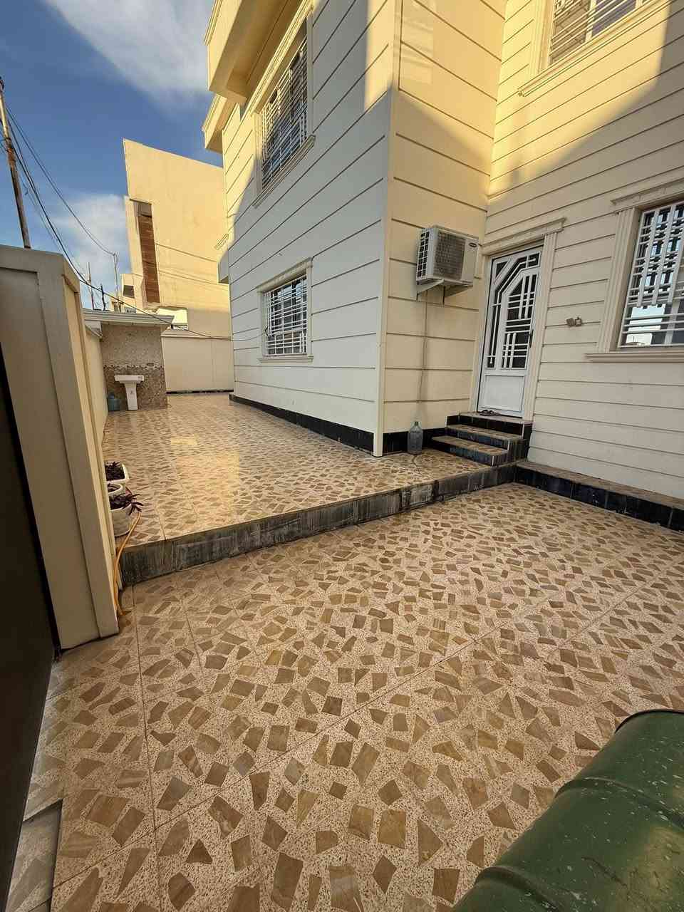 ?دار للبيع _ فرصة لا تعوض !🏡
📍الموقع: الموصل_[ حي التعليم العالي - مجمع النور السگني ] 

📐المساحه: [ 360. متر وجها18 متر] 

🛏️عدد الغرف: [ 6 غرف نوم ]

🛁عدد الحمامات: [ 4 حمام ] 

🍽️ مطبخ + صالة + استقبال+ كراج+ سطح 

يقع على شارع 12

اتفصيل اكثر اتصلو علئ ارقام التاليه 

لو مراجعه مكتب دانية للعقار عنون مكتب حي التعليم العالي 

بعد مجمع الغزل

*********** اسيا

*********** كورك

نستقبل كافة العروضات في احياء التعليم العالي
