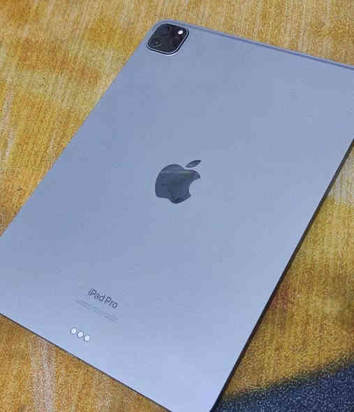 ايباد برو M2 الجيل الرابع 
.ذاكره 128 
.بطاريه 84
. نظافه 100% فقط للامانه مبدل گلاسه ما مآثر عليه بشي 
.ببجي 120 فريم 
.بدون ملحقات 
بيع او مراوس سعره 425 
مكاني بغداد الحسينيه 
شراي خاص او اتصال ***********
