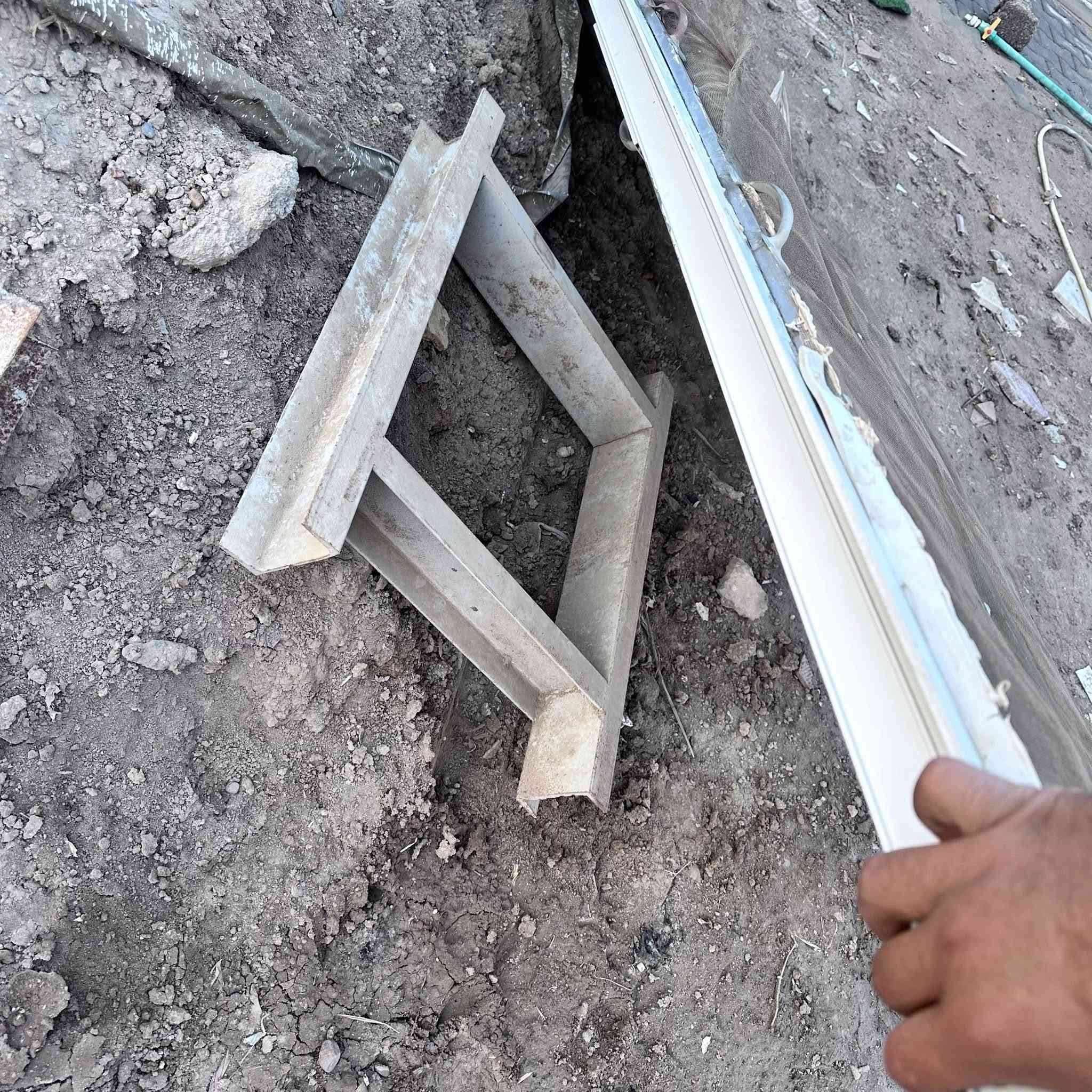 سلام عليكم شباب باب المنيوم للبيع وشبابيك +مفرغه  واتساب ***********
