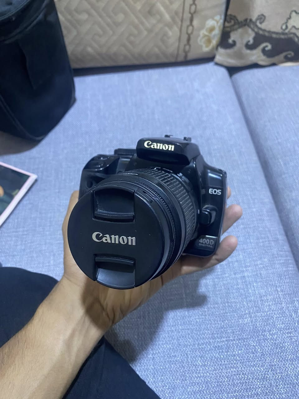 كانون 400d كامره نضيفه كامل ملحقات جنطه وشاحنه ورام وعدسه الكامره بيه عطل بلسنسر مالته فقط من التقط الصوره يصعد ماينزل الا انزله بيدي الكامره مامستخدمه رايدها ب 120 وبيها مجال 
***********
