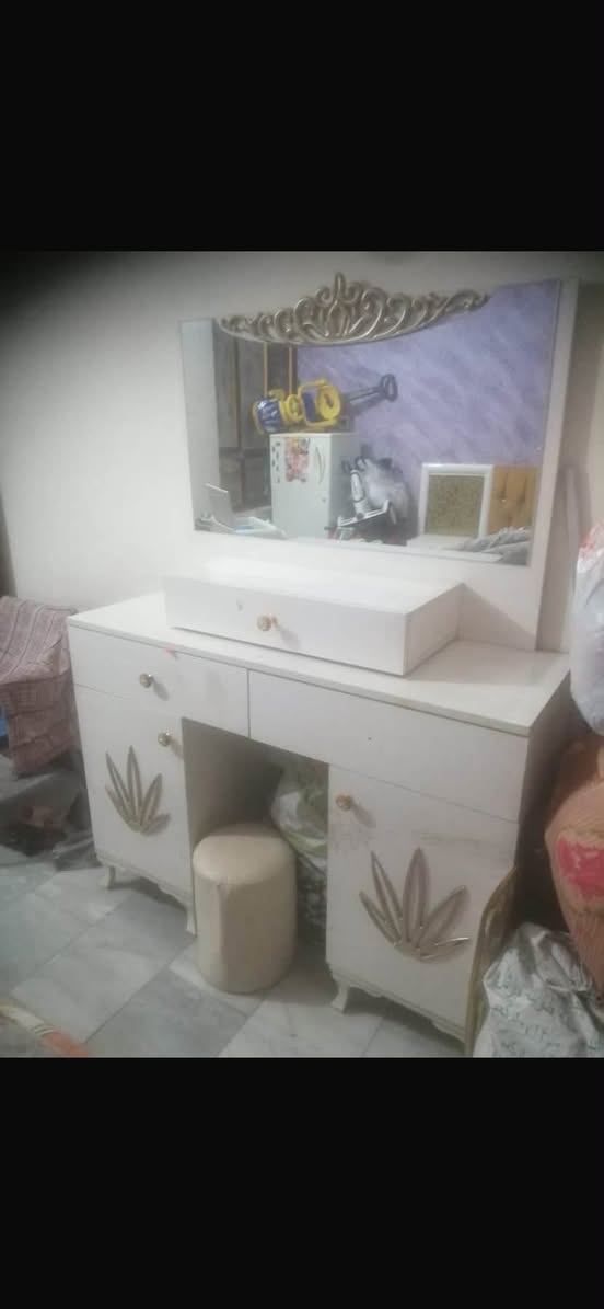 سلام عليكم
غرفه كبيره للبيع جربايه نفرين ميز تواليت وكنتور كبير 
الكنتور فاتحه لان جاي أشيل 
سعر ٣٠٠ قفل. مكاني الشعب ***********
