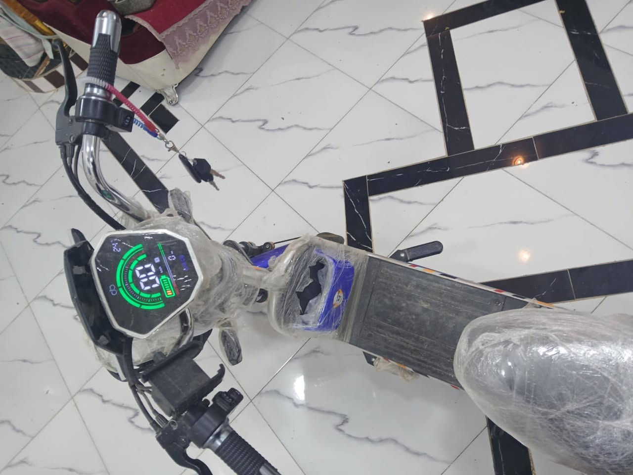 سلام عليكم دراجه شحن خير من الله حجم 24 موديل 25 سرعته 70 و 5بطاريات وشاحنته موجوده وكل غراضه موجوده مكاني ناصريه قضاء الغراف سعر 500 وبيه مجال للشراي يتصل او فيس رقم ***********
