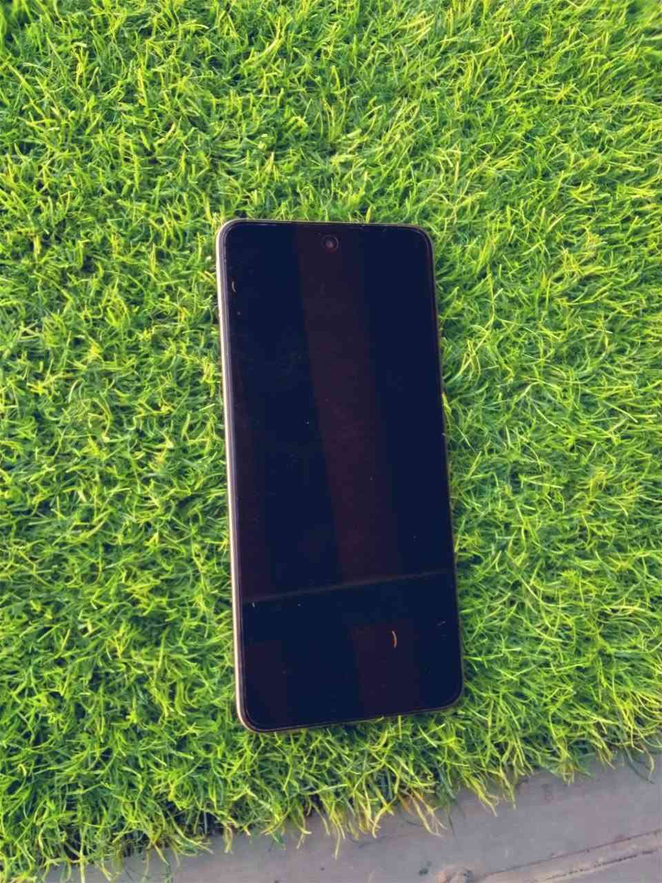 سلام عليكم عندي جهاز ralme s75 جهاز جديد 
والسعر 300وبي مجال بسيط 
وامكفول وشخط مابي شاهد الله تجي تفحص 
وشوف نفس الحجي الكلته 
واذه عندك مراوس بايفون اراوس ايفون فقط 
ويكون راس براس 
العنوان كوت انوار حي الغدير🏡
 وللستفسار اتصل على 
***********📲
