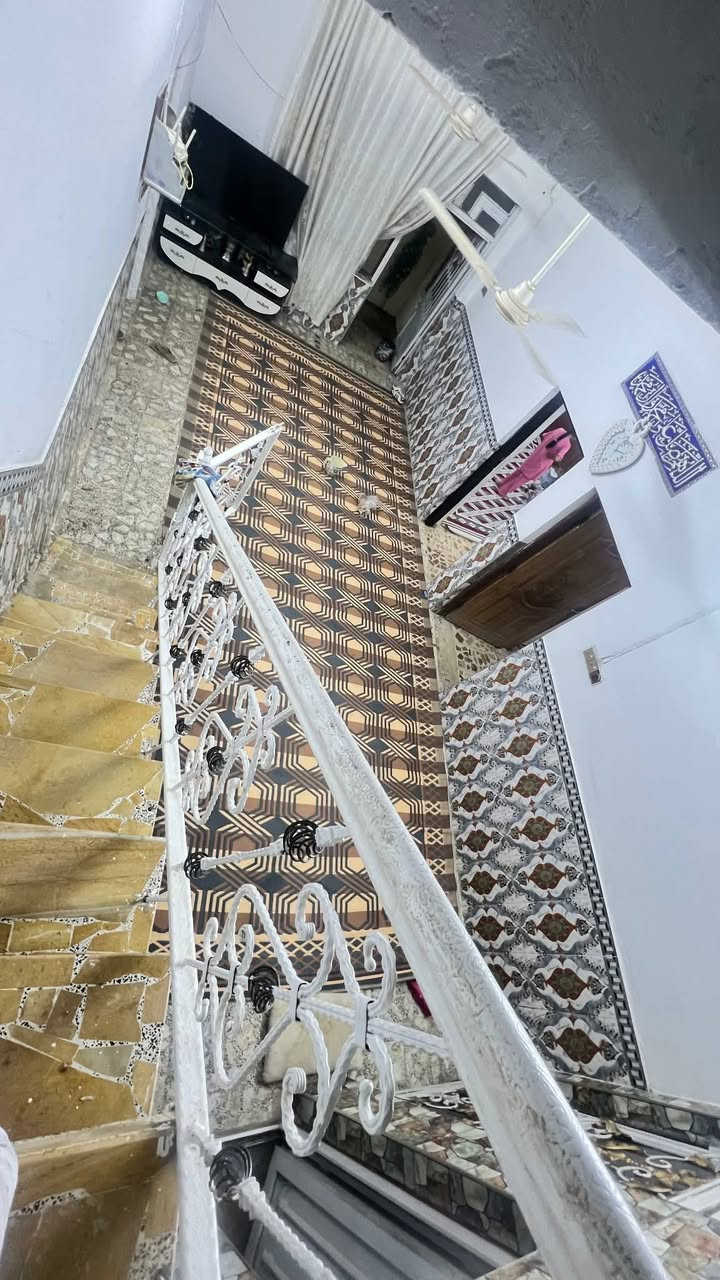 السلام عليكم 
البيت هذا للبيع مساحته 200م 
ومتكون من طابقين وبي اربع غرف اثنين بالطابق الاول واثنين بالطابق الثاني بي صالتين وحديقه مساحتها 70م صحيات خارجيه وداخليه 
وبناء طابوق درجه اولئ 
*********** للتواصل ع هذا الرقم
