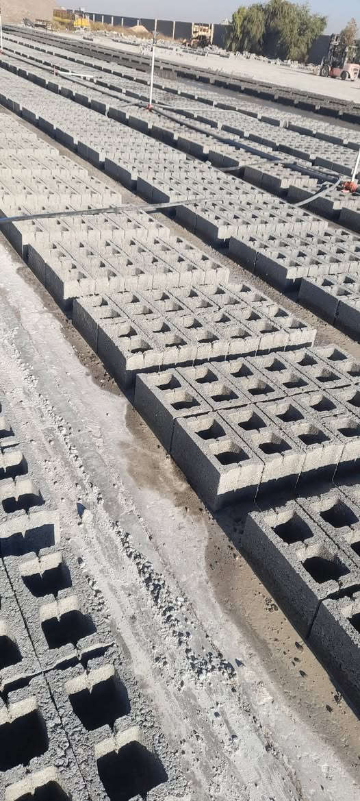 السلام عليكم 
يتوفر بلوك قالب جديد وبسعر جيد ويوجد كرين لنقل البلوك 
بلوك ابو ٢٠ 
بلوك ابو ١٥  
الأسعار جدا مناسبه
معمل الدحام 
اتصل على الرقم ***********
