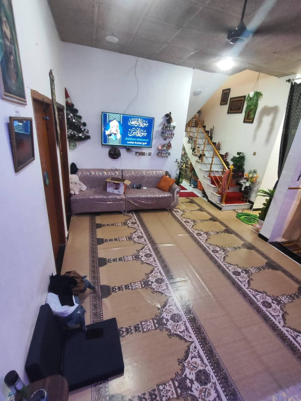 سلام عليكم بيت للبيع بلجزيره بشارع زين العابدين مقابل مدرسه المنهاج الامثل الاهليه يبعد عن مدرسه اقل 200متر ويبعد عن الاربع سايدات 600متر مساحه البيت 160متر واجهيه 10ونزال 16يتكون من غرفتين وصاله ومطبخ وحمامات داخليه خارجيه وستقبال وبي مدخلين مدخل مطبخ  مدخل كلدور وطارمه زينه بناء 2024 السعر 87وبي مجال بسيط *********** شط العرب, البصرة
