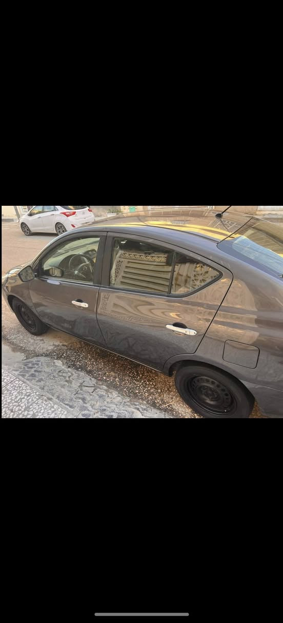نيسان فيرسا ٢٠١٨
مكاني كربلاء 
سياره بيهة جاملغين وبنيد مبدل وربع من الباب مال سايق  .
وتبريد ما بيهة . كلولي كمبريسر واكف .
والباقي مكفول كير مكينة . ١٦٠٠
تحكم ستيرن جهتين .
كامره خلفيه .
شاشه .
حساس ضغط هواء .
مواصفات sv 
 سياره حلوه ونضيفة 
السعر ٨٠ $وبيهة مجال 
اي استفسار هذه رقمي 
***********
