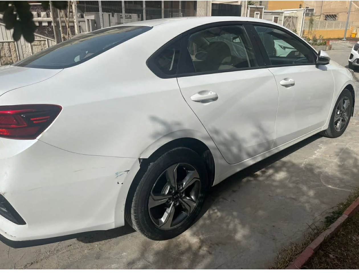 سلام عليكم كيا سيراتو ٢٠١٩سياره خليجيه مواصفات دوليه سياره نضيفه كلش ماشيه (١٥٠)كير مكينه صدر مكفولات بيها طخه بلباب الخلفيه معدله بارد طخه خفيفه كلش رقم بغداد تحويل ثاني يوم مكاني شارع فلصطين قرب قدوري ***********
