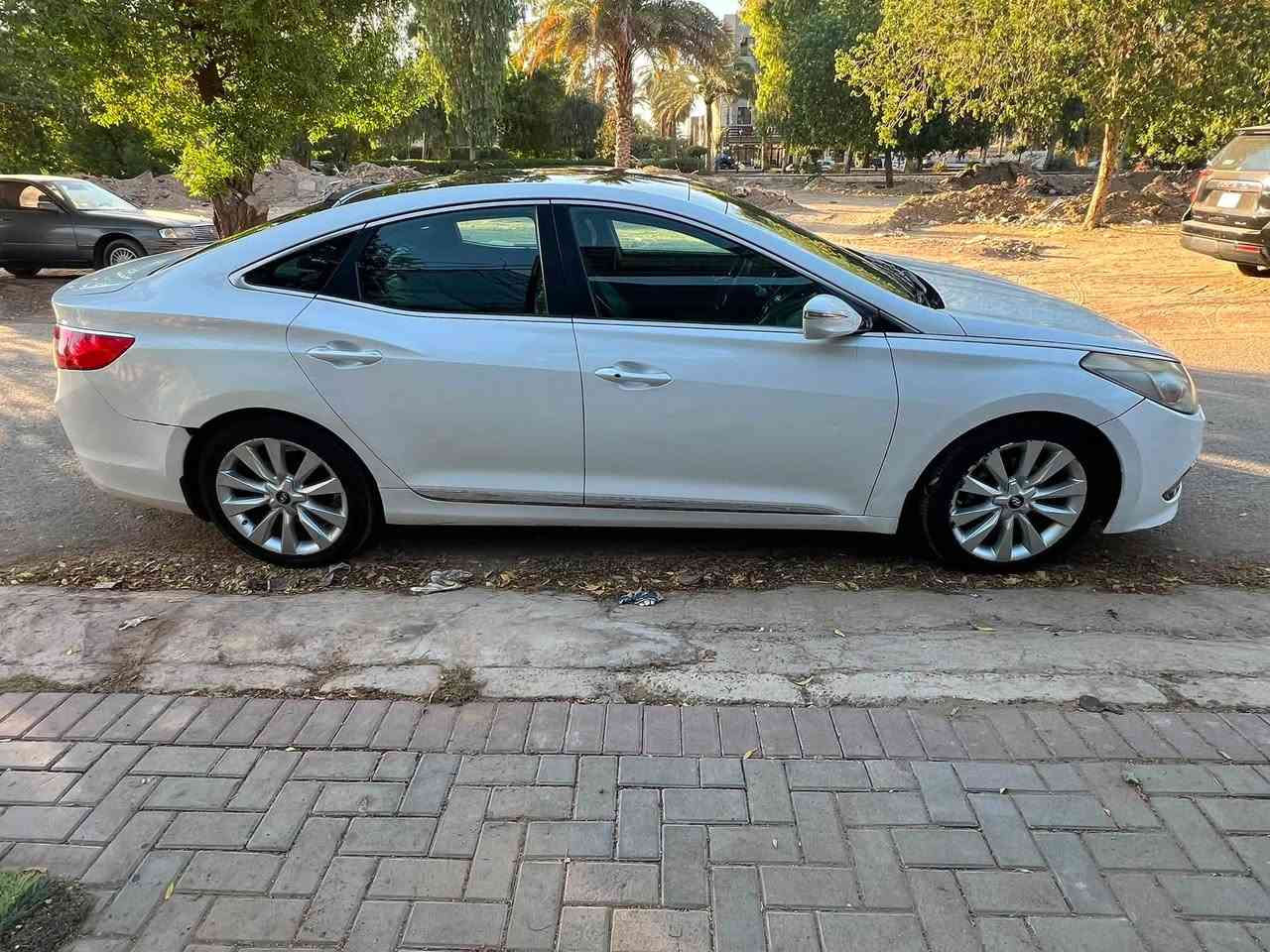 ازيرا موديل 13ماشيه 120
محرك 3000فول مواصفات محرك كير جيد بصمه بانوراما كامره السعر115$وبيها مجال العنوان بغداد الدورة***********
